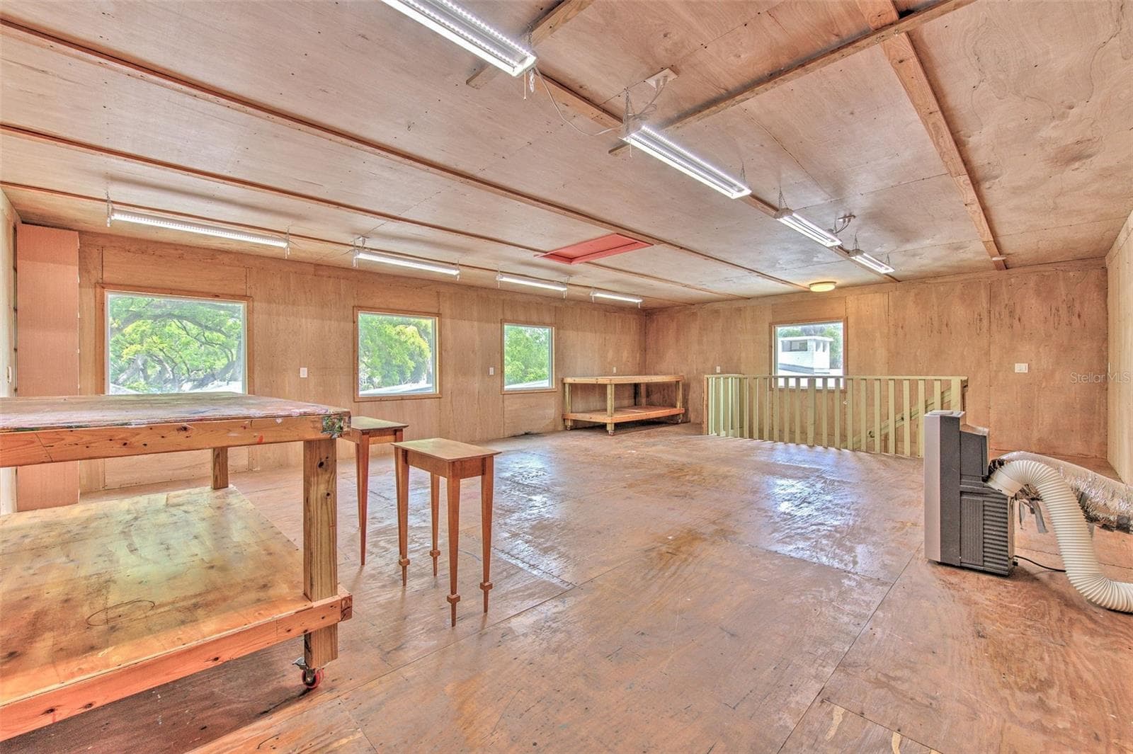Ggarage/workshop/storage 768 sq ft - 7102 MANDY LN, NEW PORT RICHEY