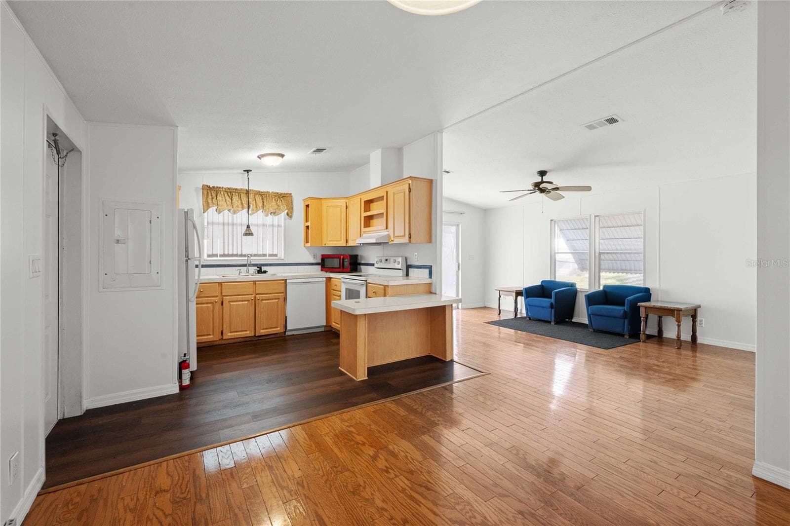 Manufactured Home at 3210 HICKORY DR, WESLEY CHAPEL, photo 8 of 39