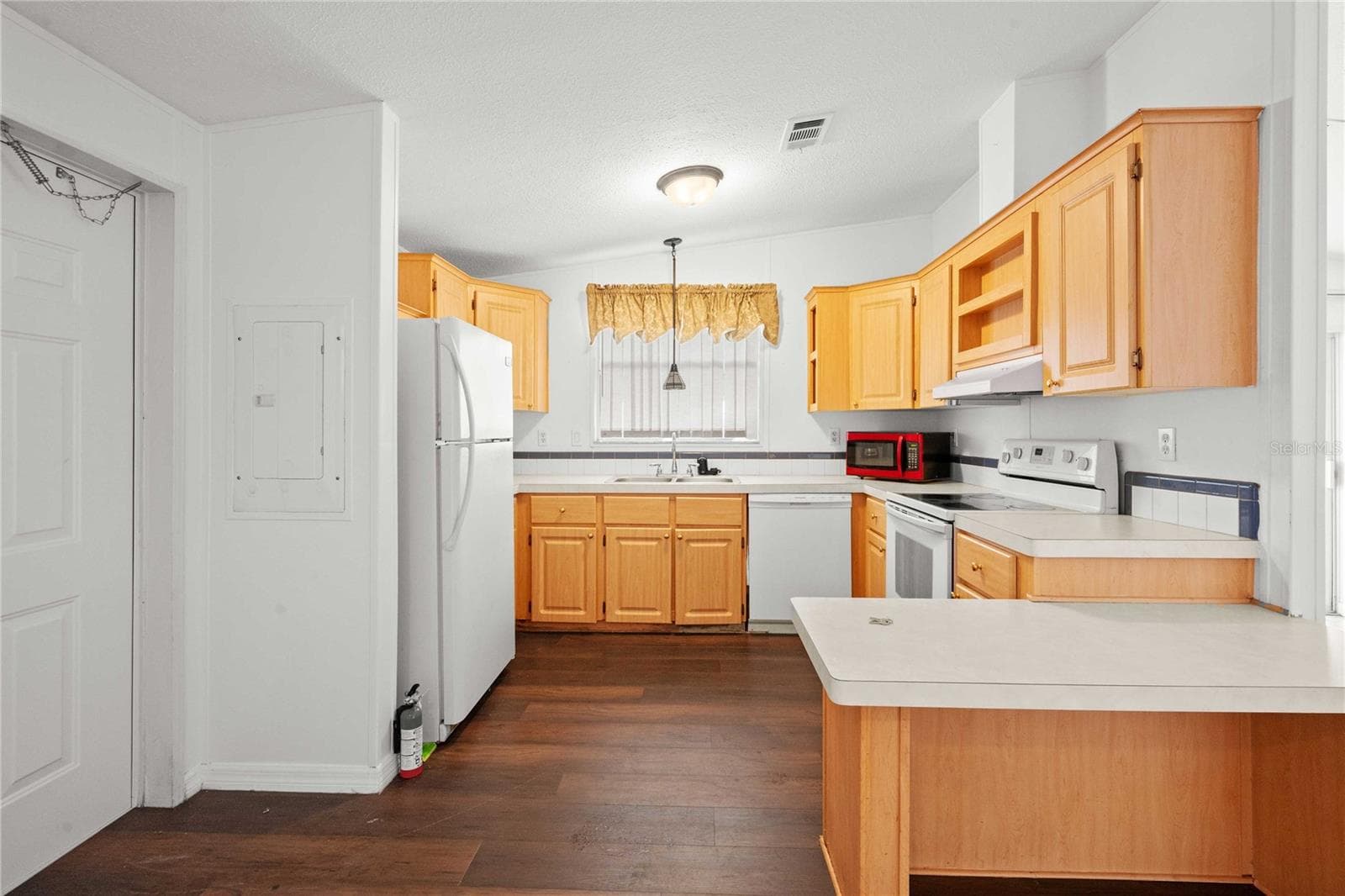 Manufactured Home at 3210 HICKORY DR, WESLEY CHAPEL, photo 9 of 39