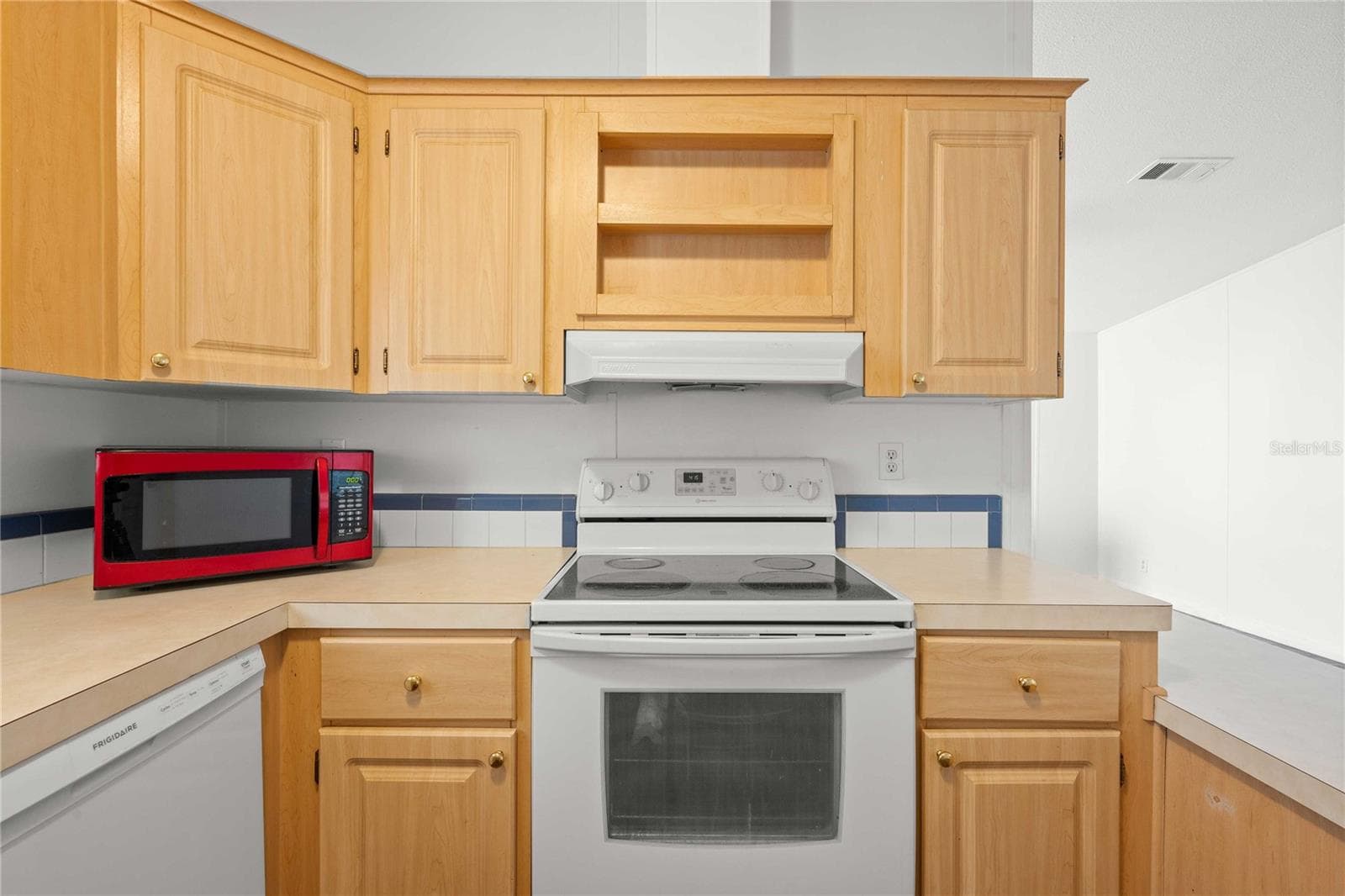 Manufactured Home at 3210 HICKORY DR, WESLEY CHAPEL, photo 11 of 39