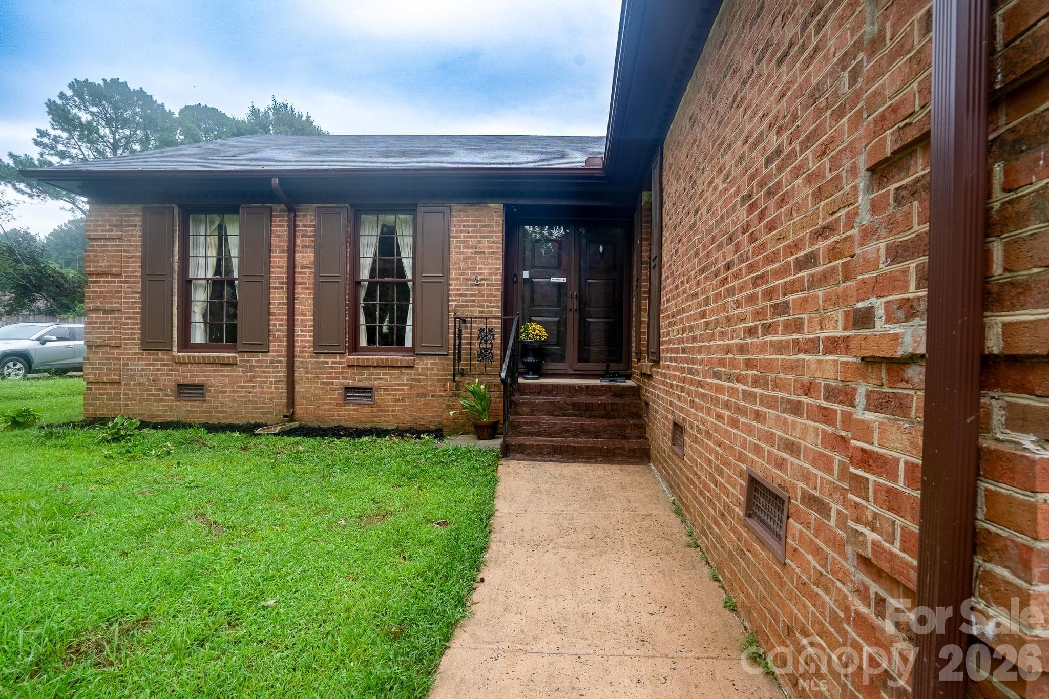 Single Family Residence at 5742 faulconbridge Road, Charlotte, photo 2 of 14