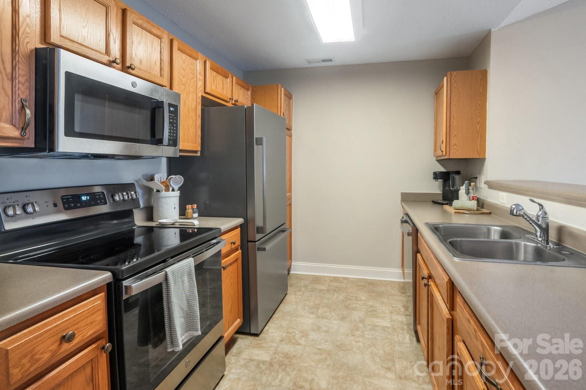 Spacious galley kitchen with ample storage - 94 Foxden Drive, Fletcher