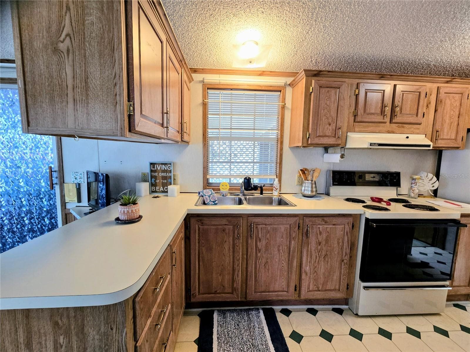 Manufactured Home at 39326 RECESS DR, ZEPHYRHILLS, photo 9 of 33