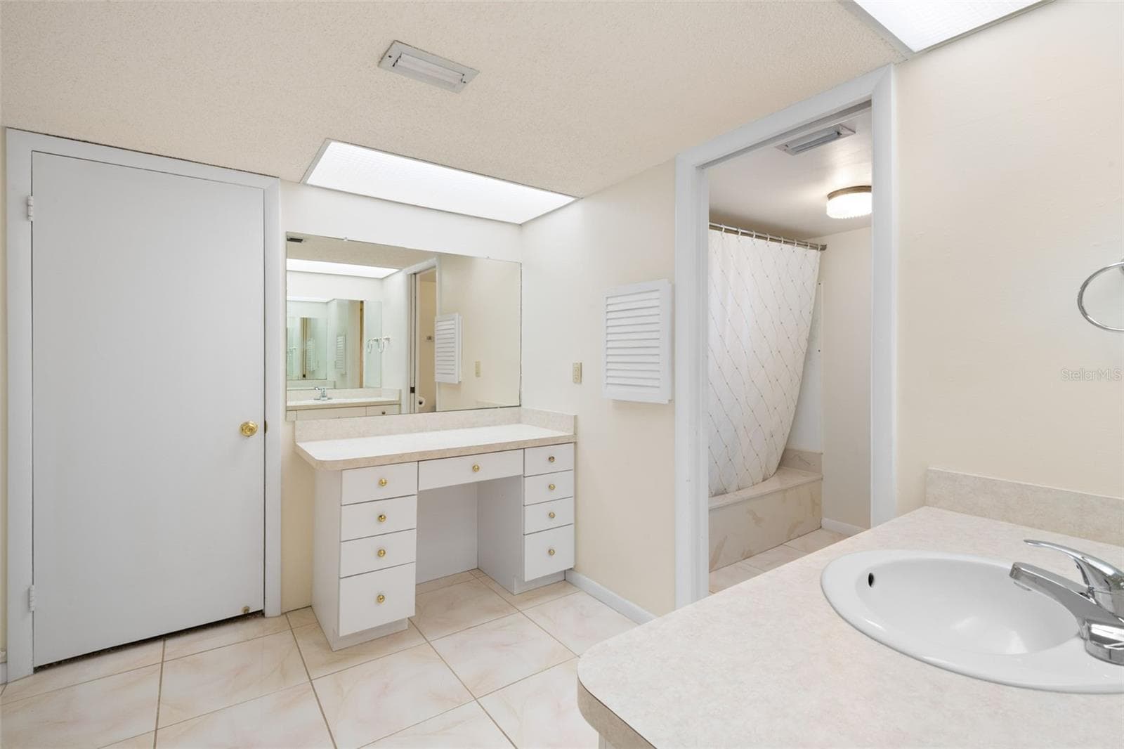 Two Vanities, both with their own drawers and mirrors. Bathtub with shower. Walk-in closet. - 225 COUNTRY CLUB DR #F-1401, LARGO