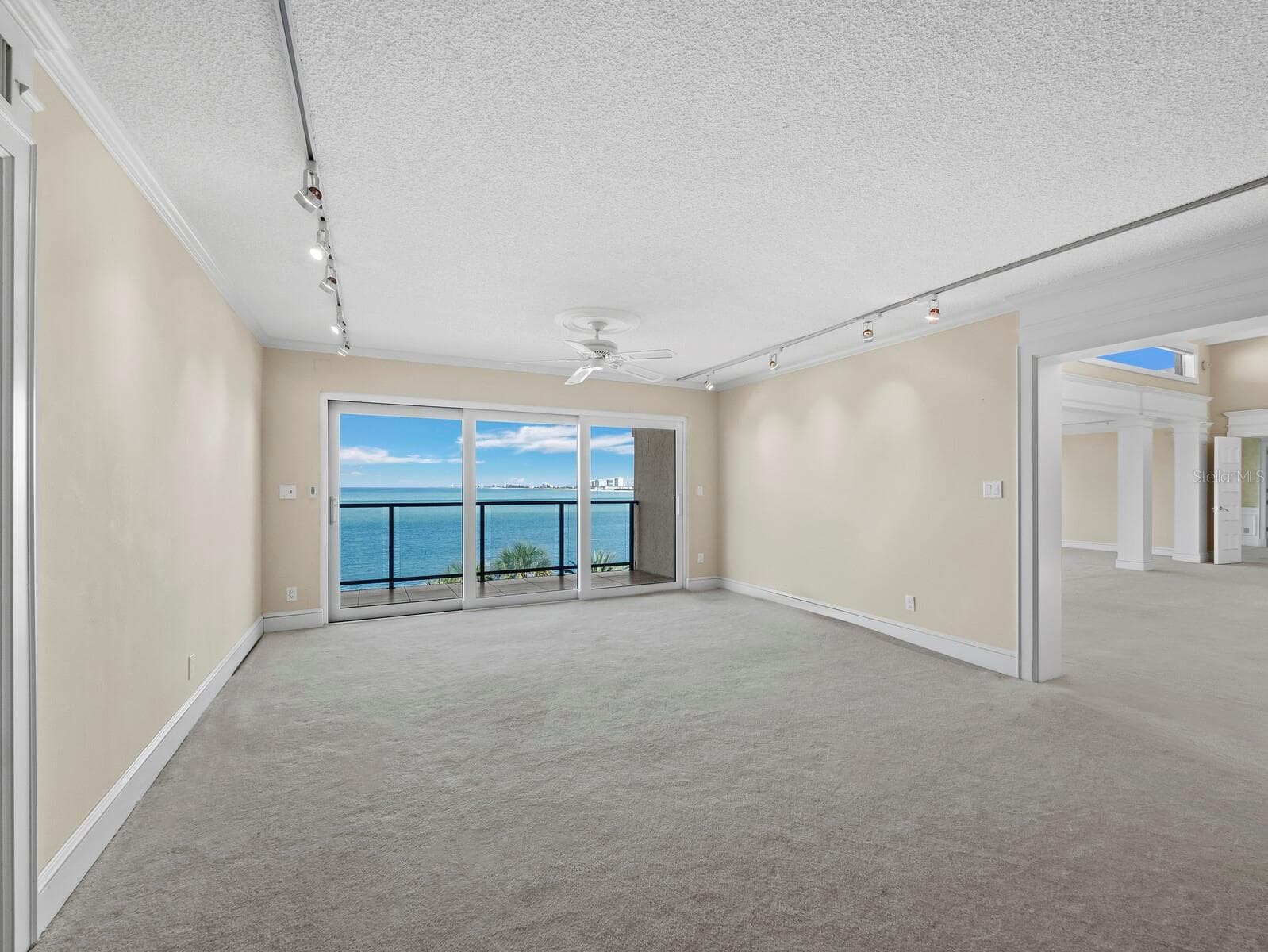 Family room opposite kitchen - 4712 OCEAN BLVD #W10, SARASOTA