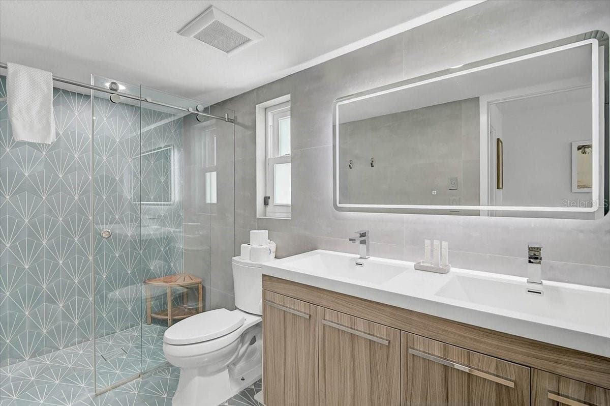 Main bathroom - 3515 LA PALOMA AVE, SARASOTA