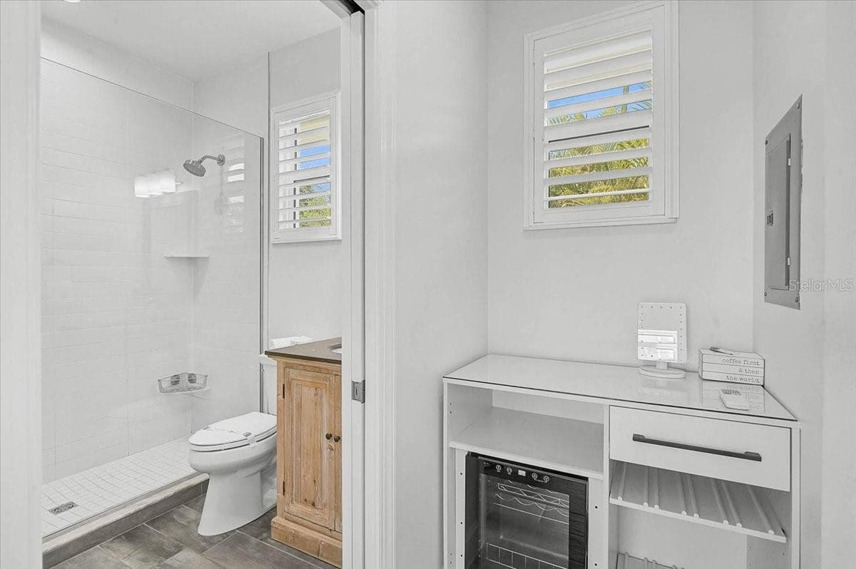 Guest suite bathroom - 3515 LA PALOMA AVE, SARASOTA