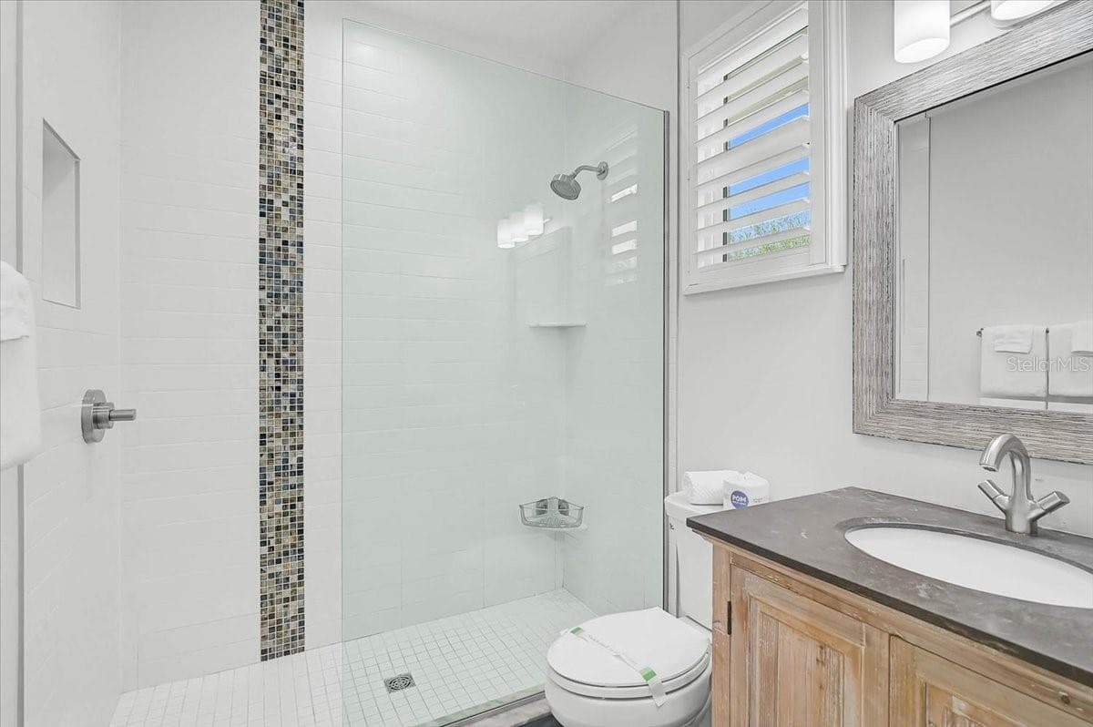 Guest suite bathroom - 3515 LA PALOMA AVE, SARASOTA