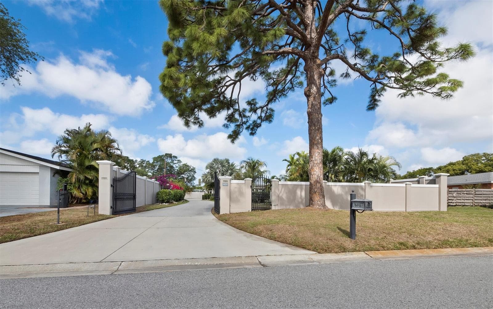 Single Family Residence at 5618 BRITANNIA DR, SARASOTA, photo 4 of 67