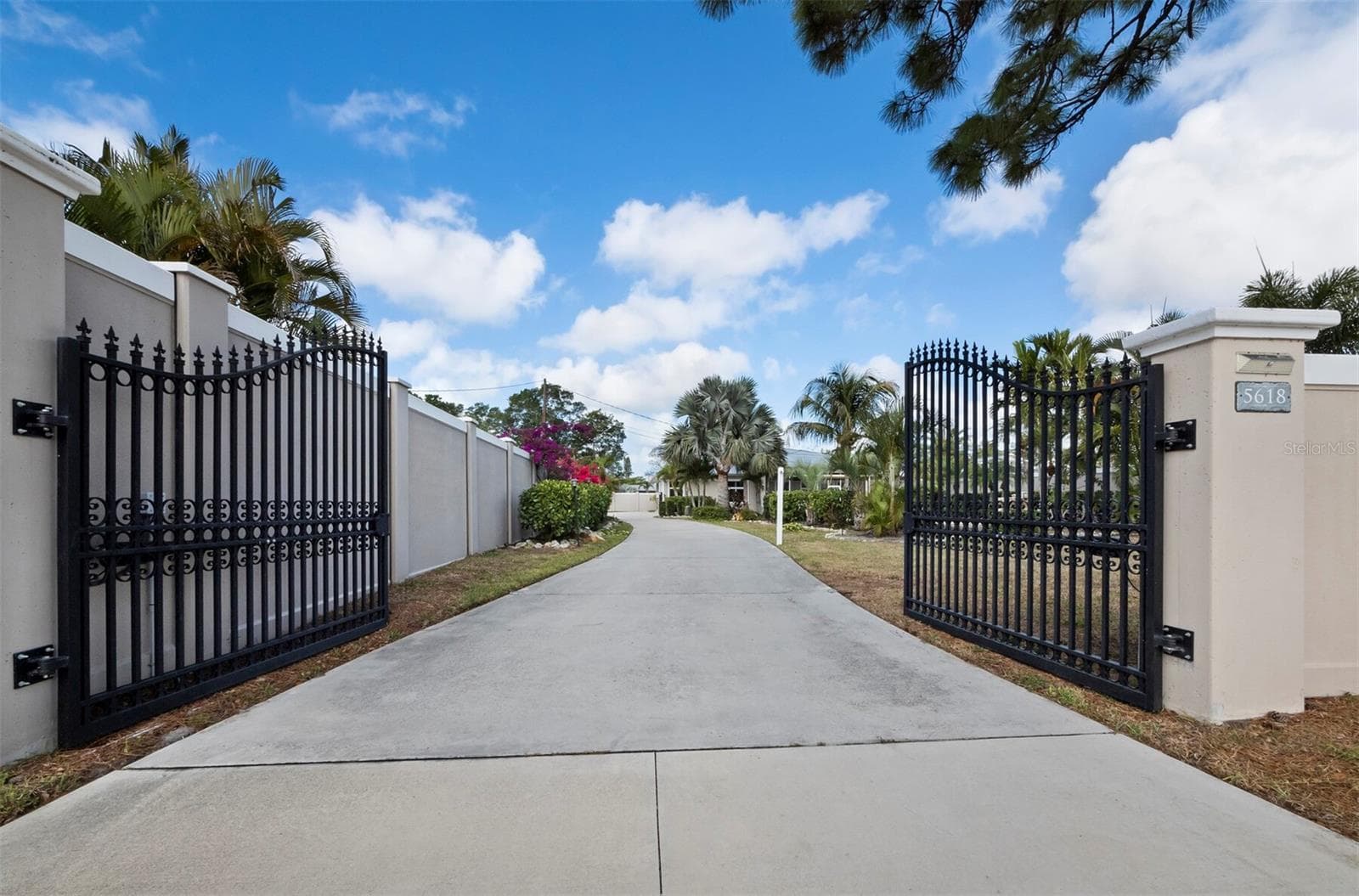 Single Family Residence at 5618 BRITANNIA DR, SARASOTA, photo 5 of 67