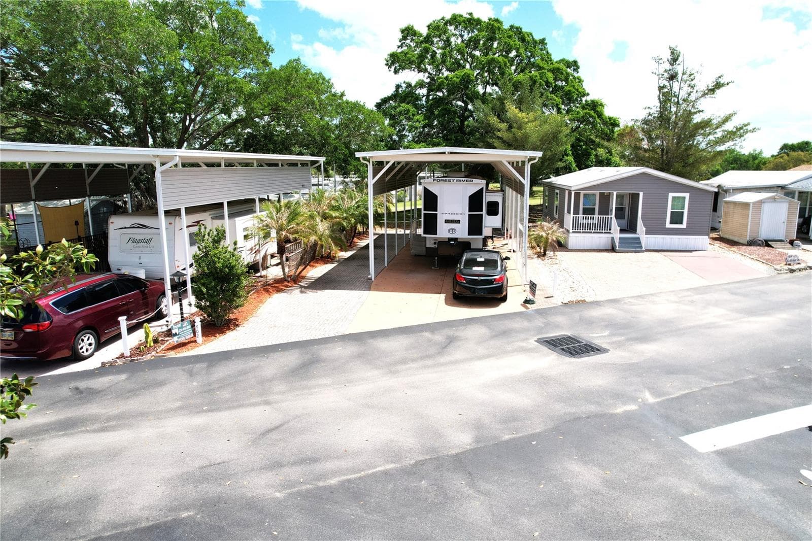 Welcome to 402 Golfview Dr. - 402 GOLFVIEW DR, DAVENPORT