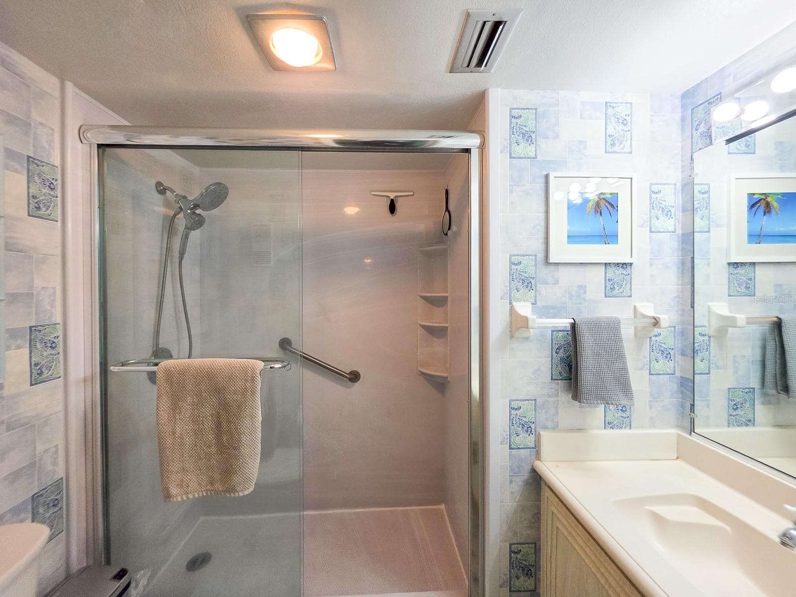 Primary Ensuite Bathroom with Walk-In shower - 3606 S PENINSULA DR #605, PORT ORANGE