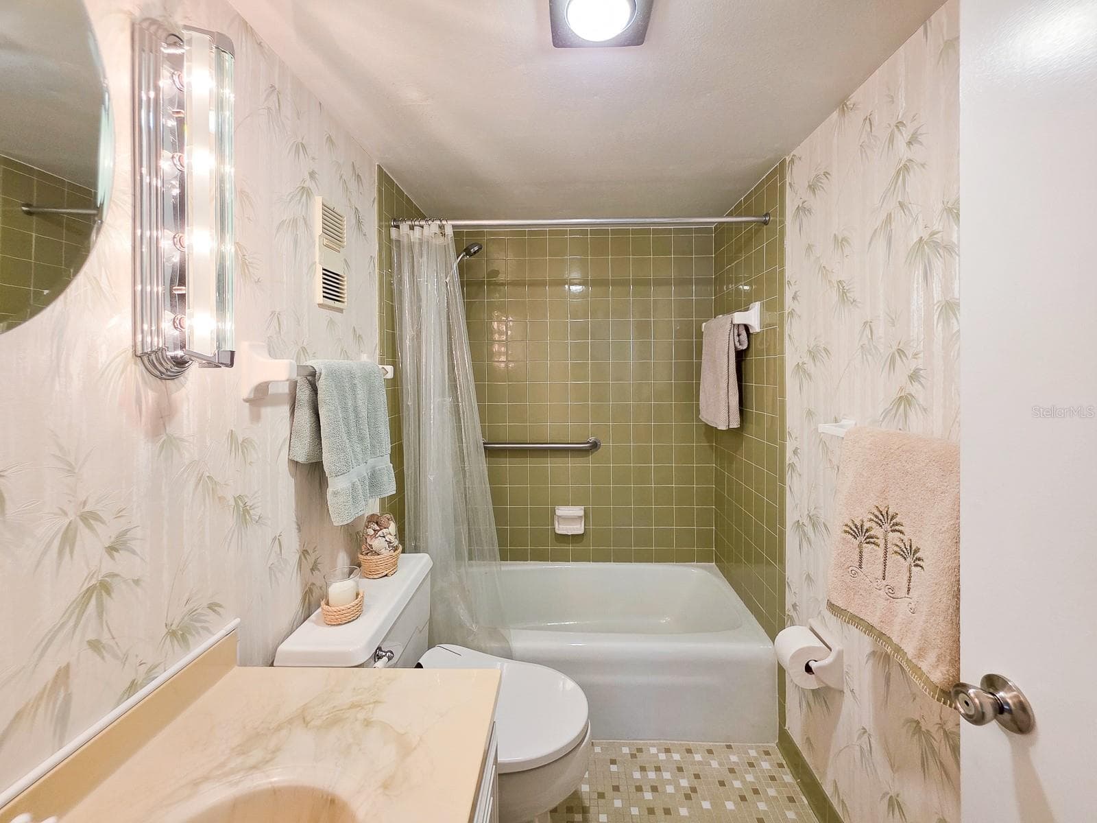 Guest Bathroom with tub, shower and bidet. - 3606 S PENINSULA DR #605, PORT ORANGE
