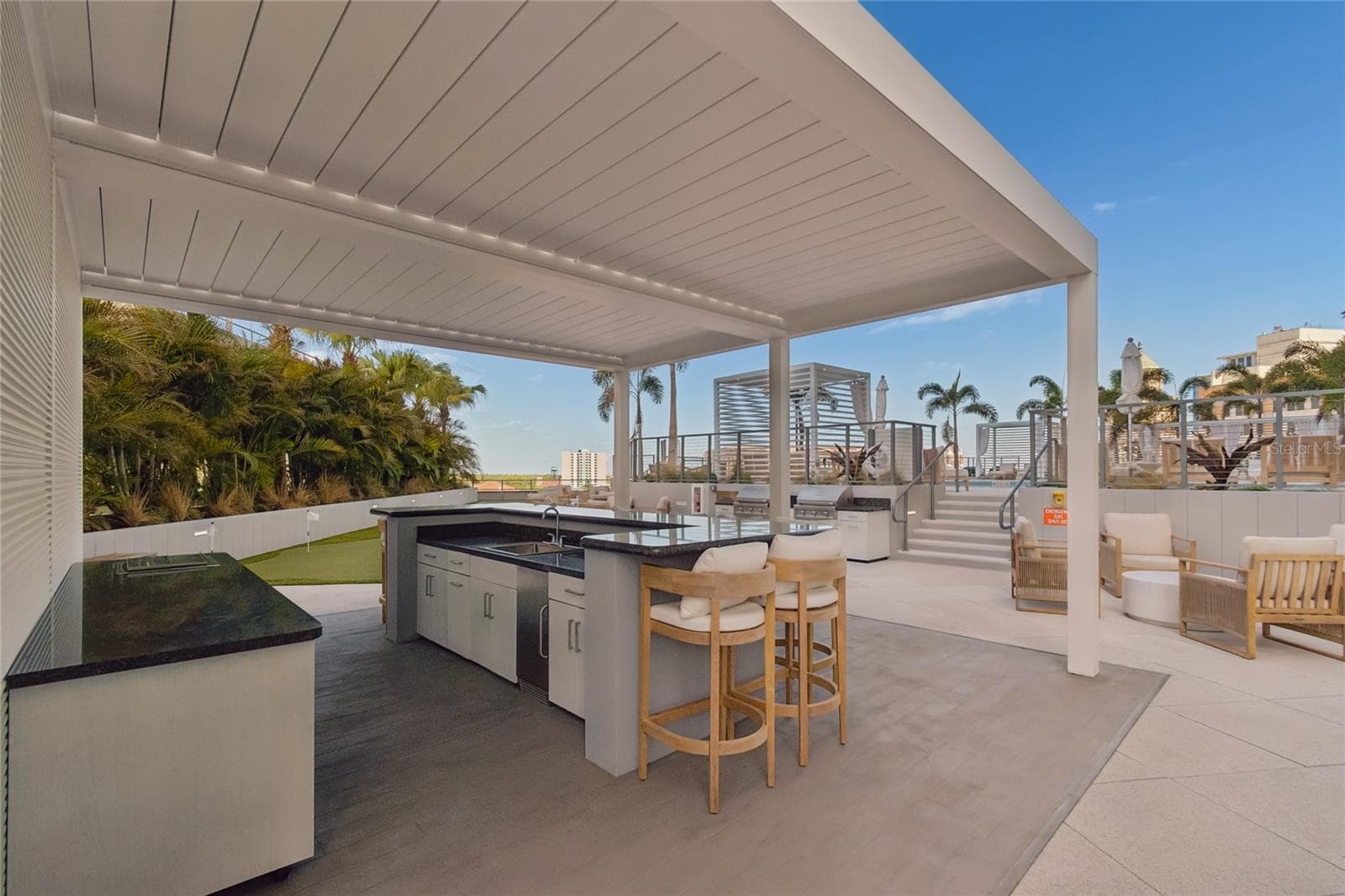 Covered outdoor dining and lounge areas extend the amenity experience outdoors - 400 CENTRAL AVE #2505, ST PETERSBURG