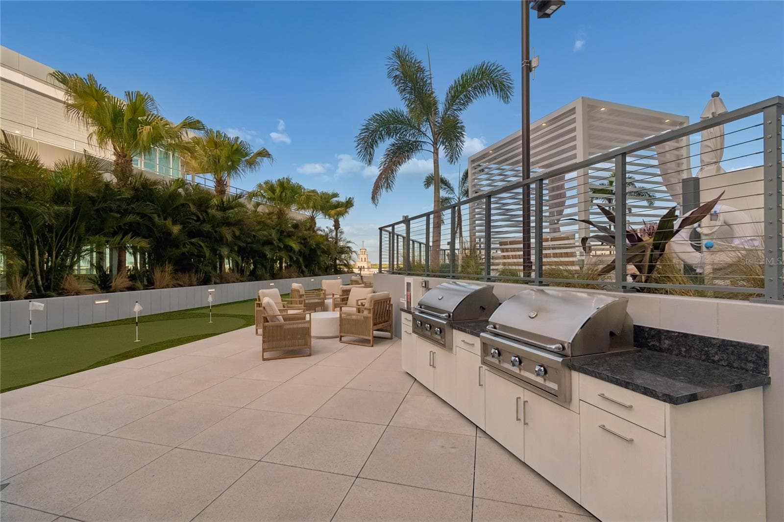 Beautifully landscaped outdoor spaces offer multiple areas to gather or unwind - 400 CENTRAL AVE #2505, ST PETERSBURG