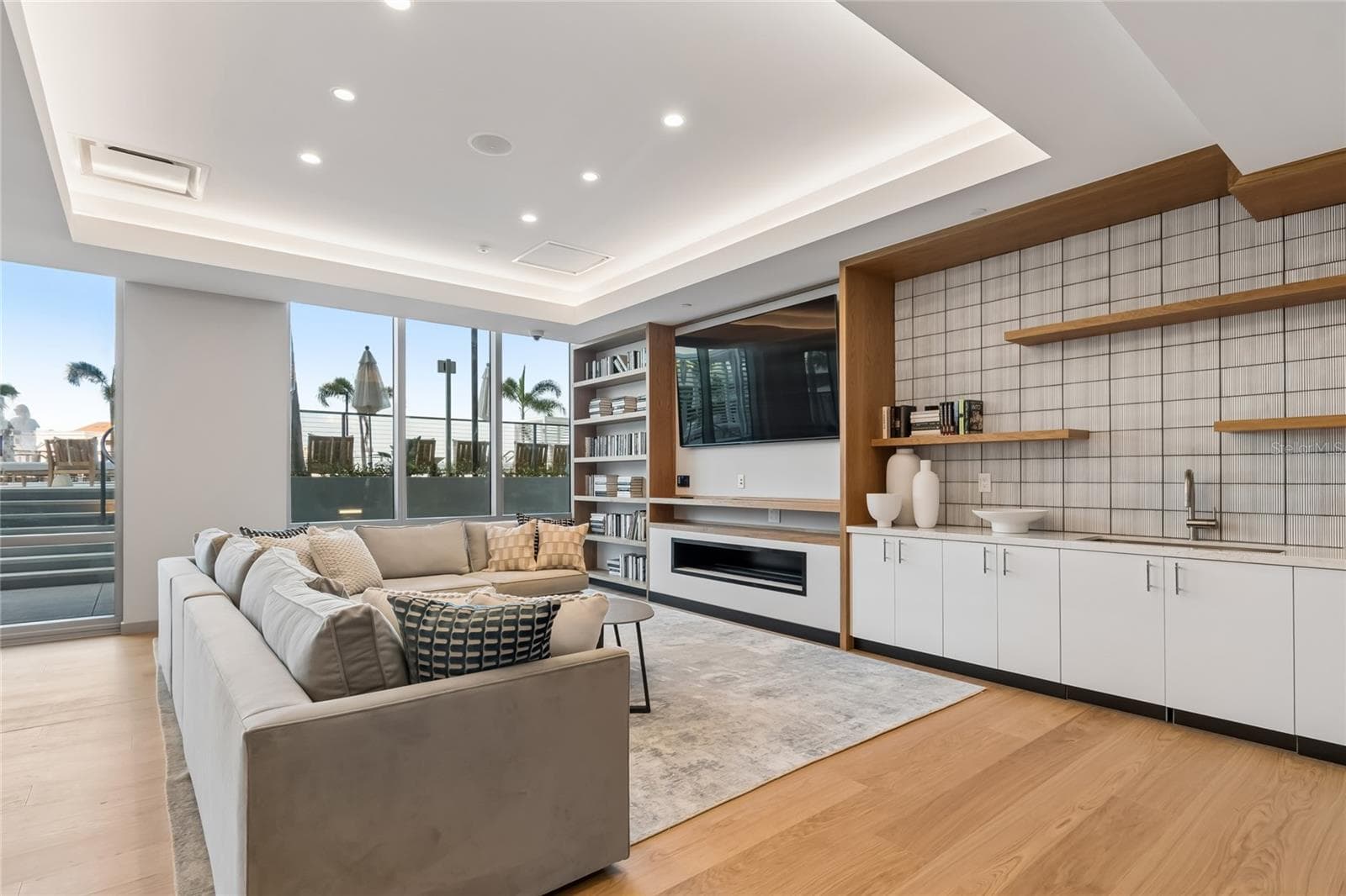 Multiple resident lounges provide flexible spaces for entertaining, relaxing and socializing - 400 CENTRAL AVE #2505, ST PETERSBURG