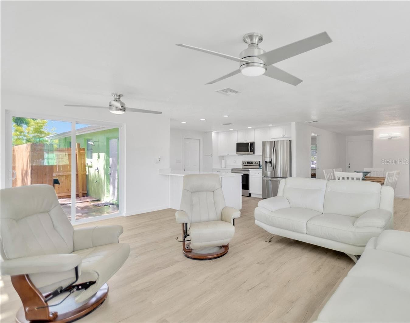 Florida living at its best in this light, bright family room living environment - 13724 COX AVE, HUDSON