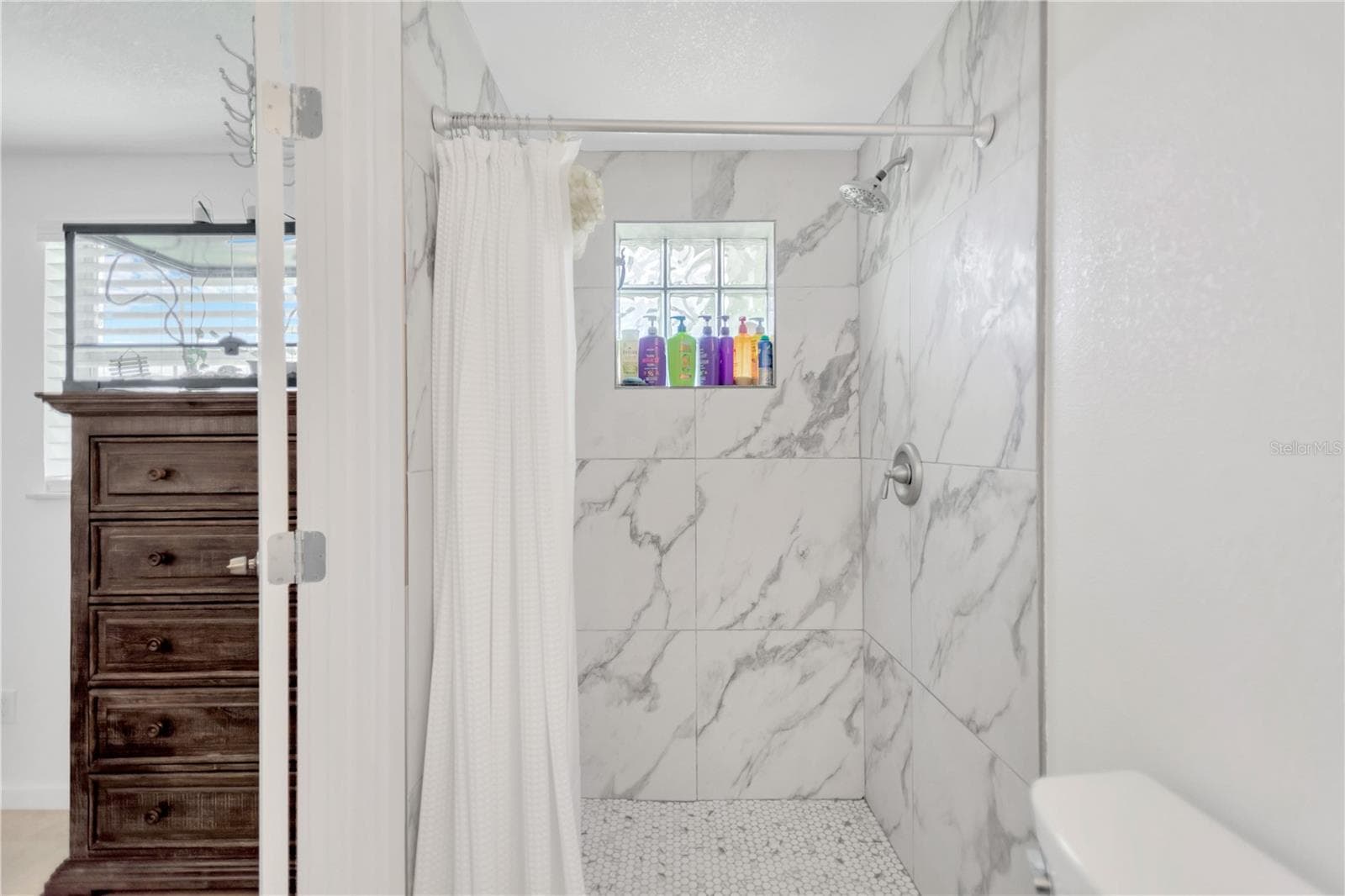 Elegant fully tiled shower - 13724 COX AVE, HUDSON