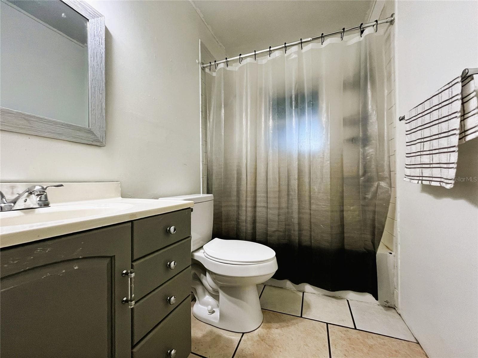 Guest bathroom - 121 MARIS CT, LAKELAND