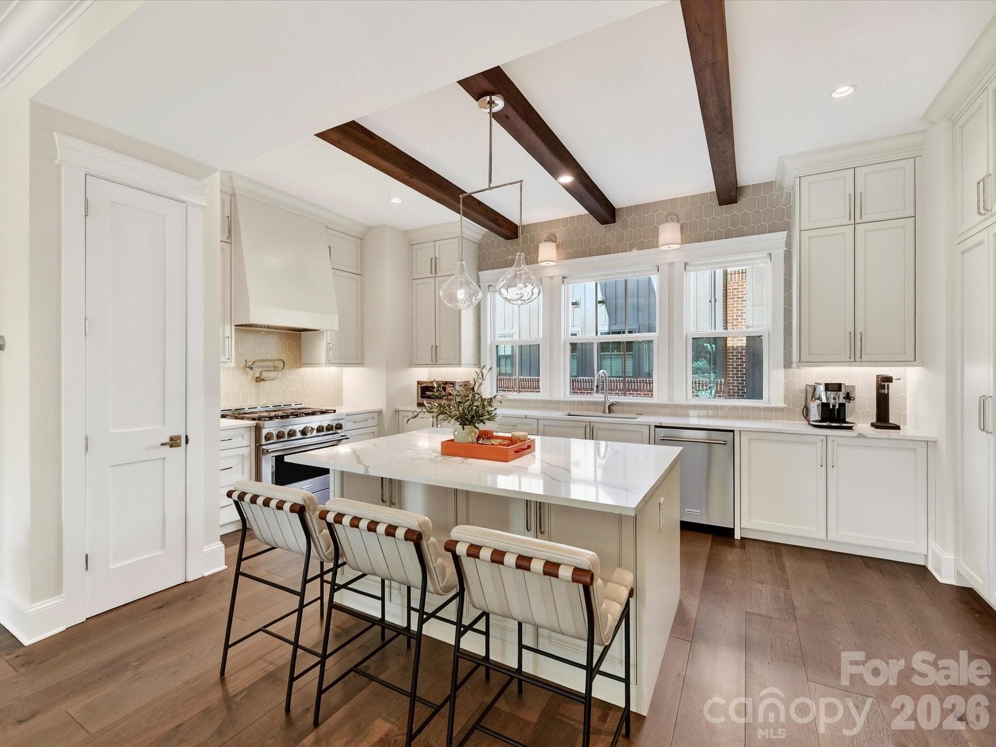 Large island with room for seating - Charlotte