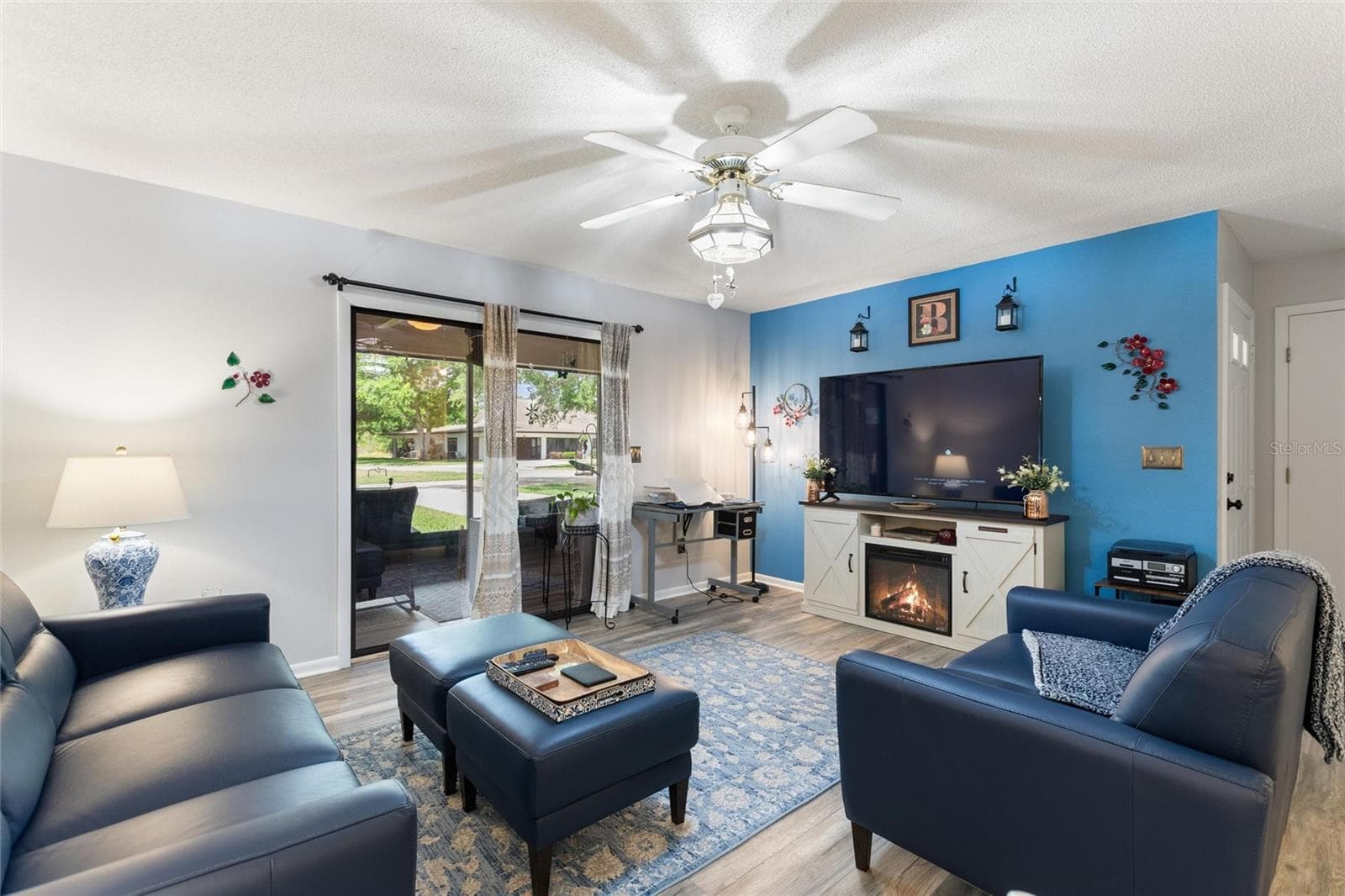 Living room is a gracious size and has direct access to the screened lanai area. - 302 GENESIS POINTE DR, LAKE WALES