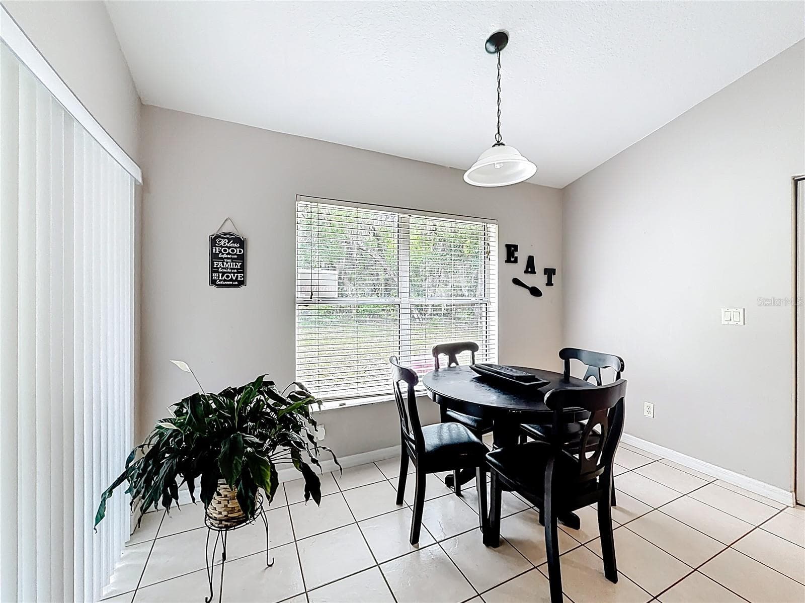 Breakfast Nook - 4319 NW 4TH CIR, OCALA
