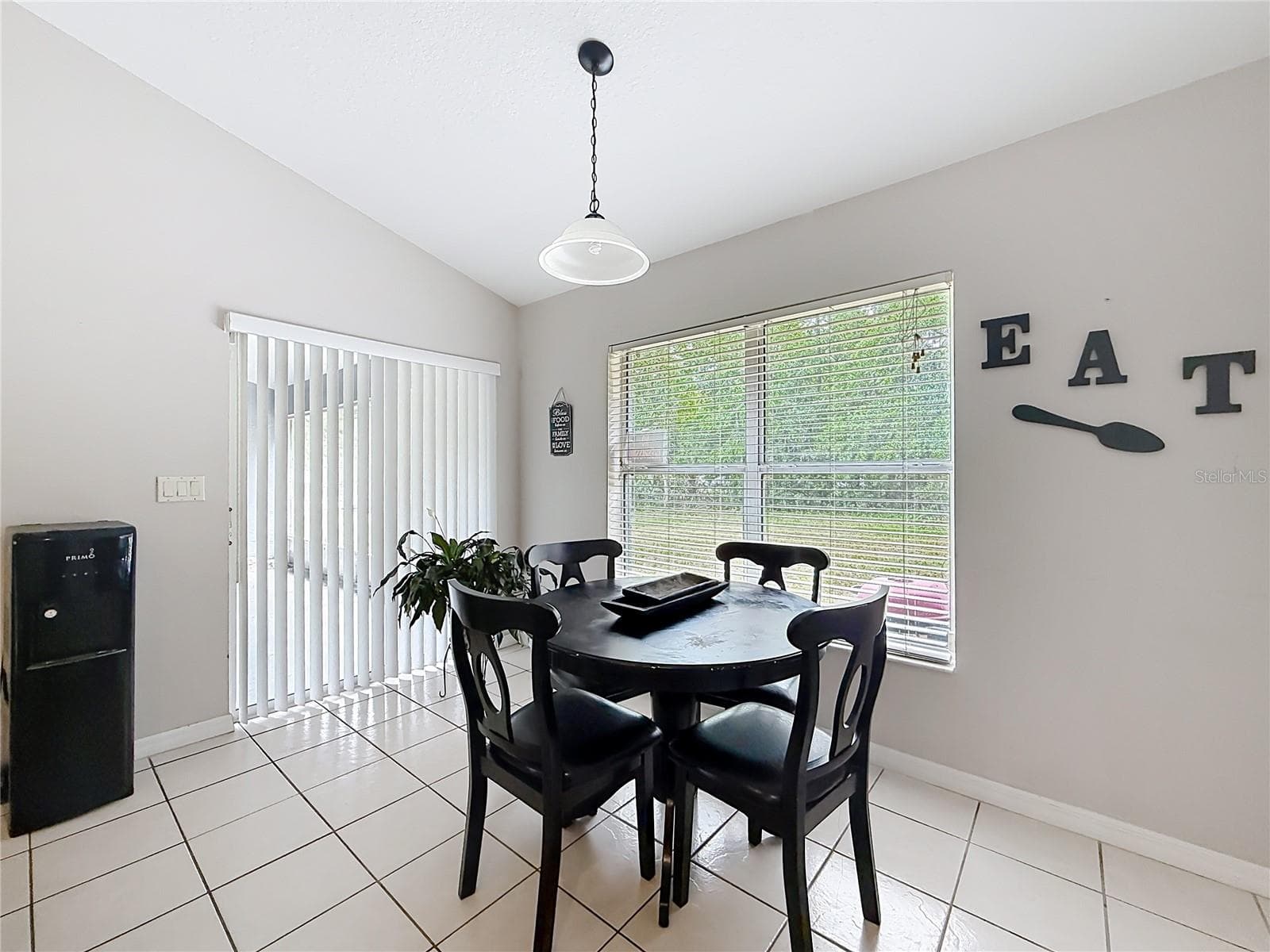 Breakfast Nook - 4319 NW 4TH CIR, OCALA