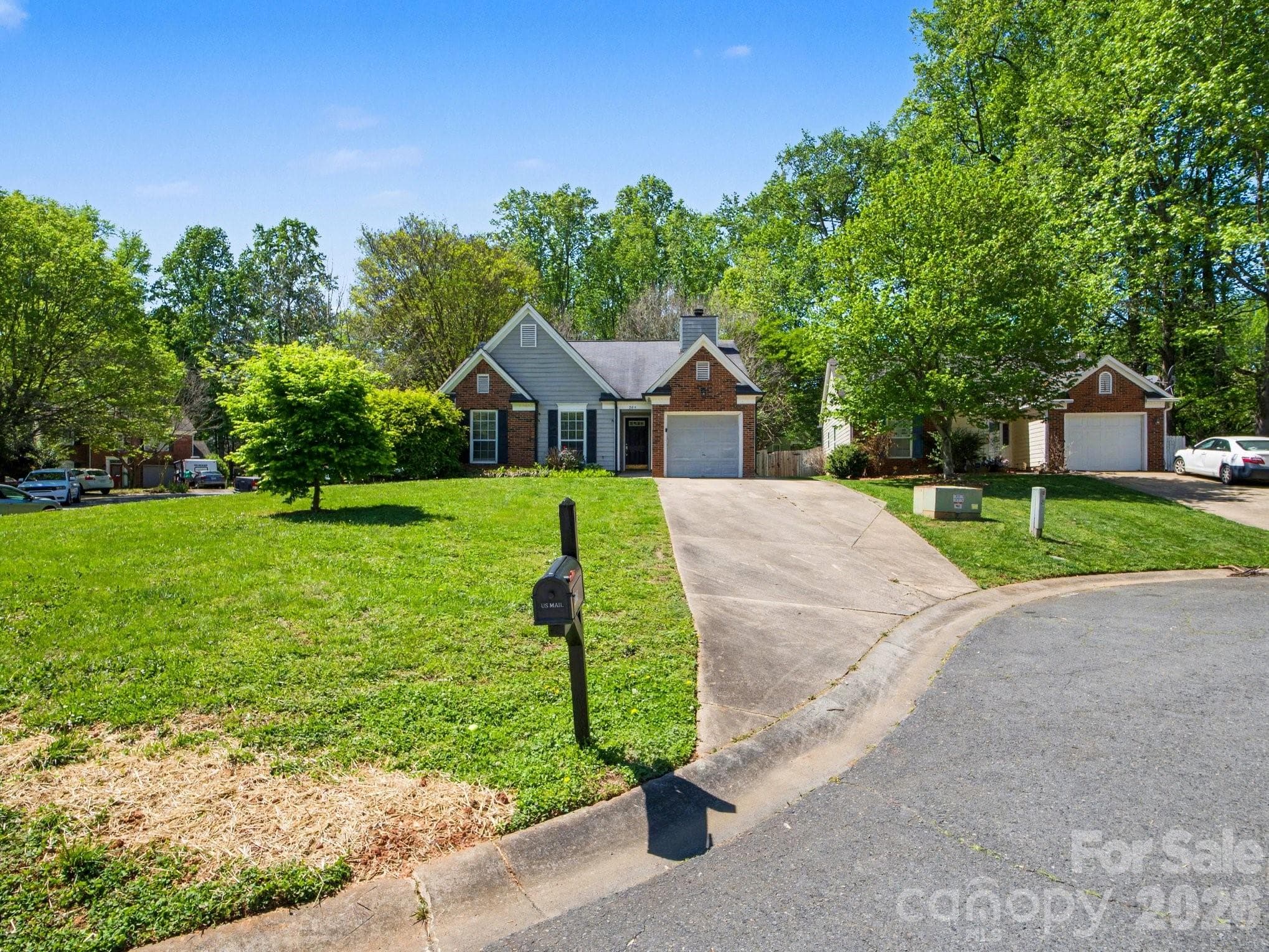 Single Family Residence at 9214 Rotherham Lane, Charlotte, photo 2 of 24