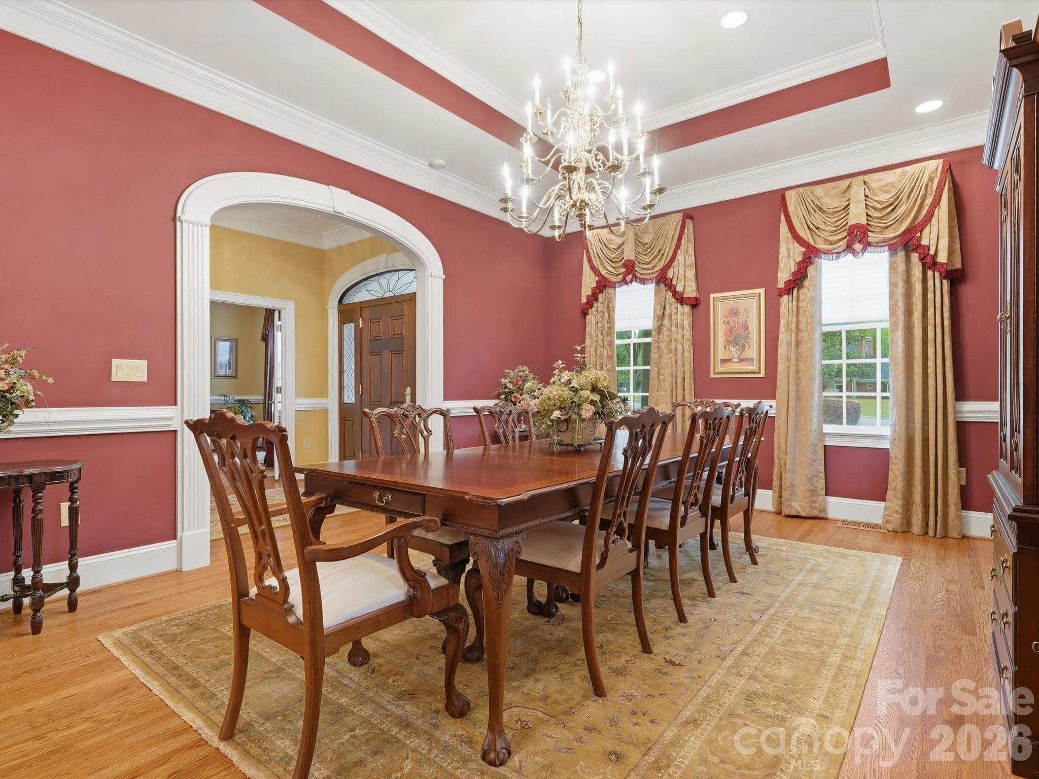 Dining room with tray ceiling. Extensive molding - Monroe