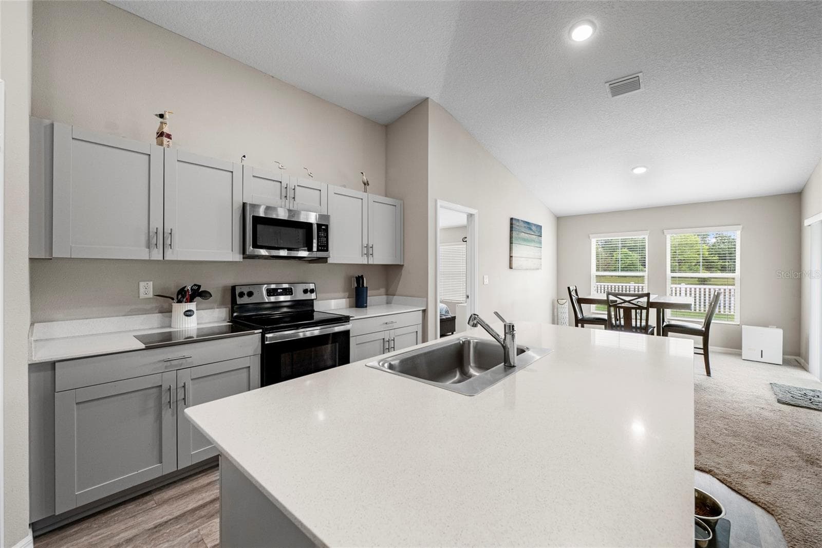 Kitchen Island - 12690 TANNENCREST DR, RIVERVIEW