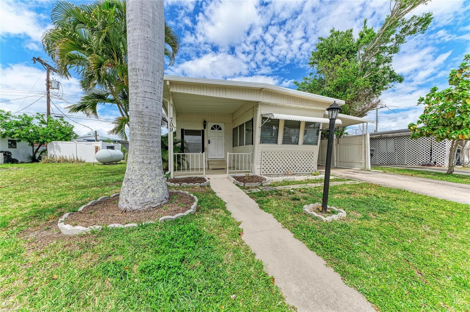 709 50TH AVENUE TER W