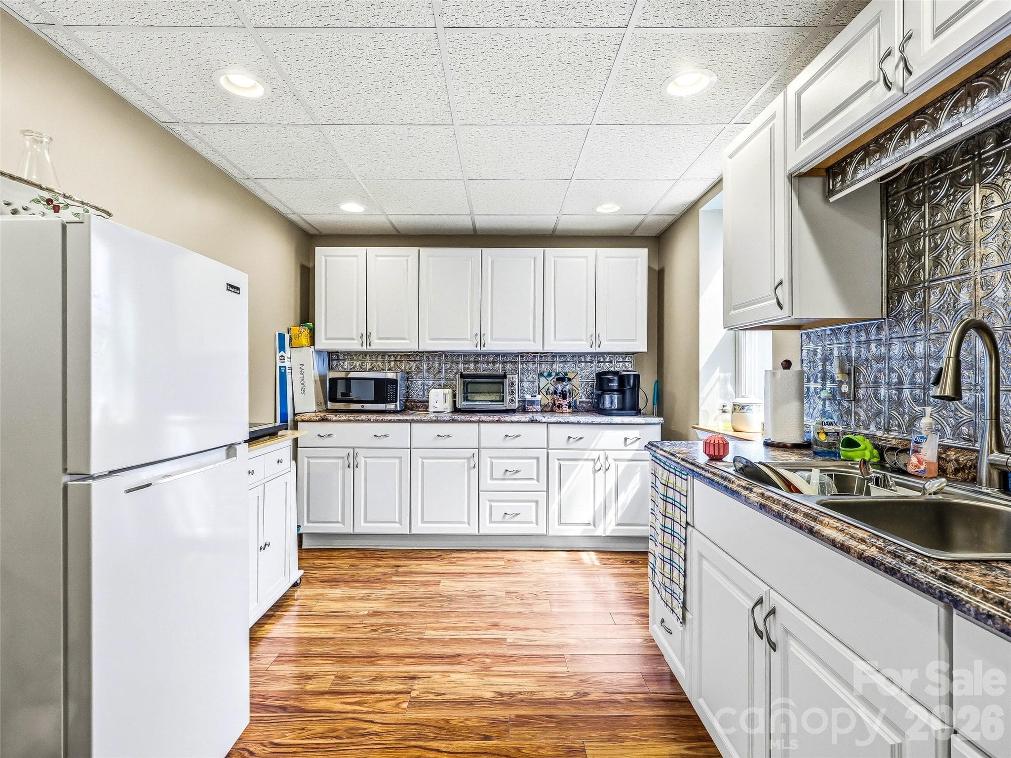 Guest suite kitchen. - 32 Franklin Farm Road, Fletcher
