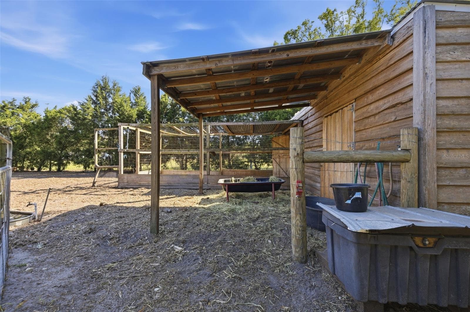 Corral with two stall barn and chicken area - 3752 OLD KEYSTONE RD, TARPON SPRINGS
