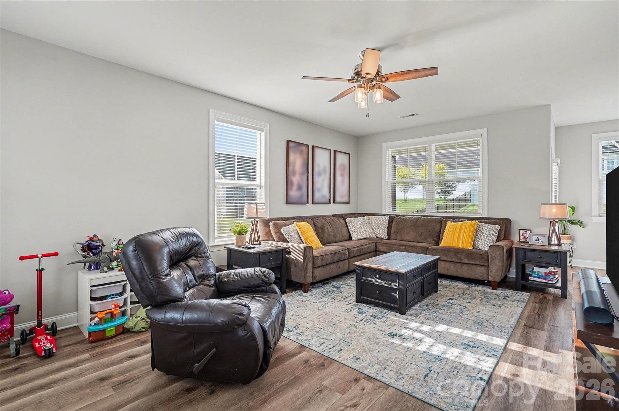 Spacious family room - Shelby