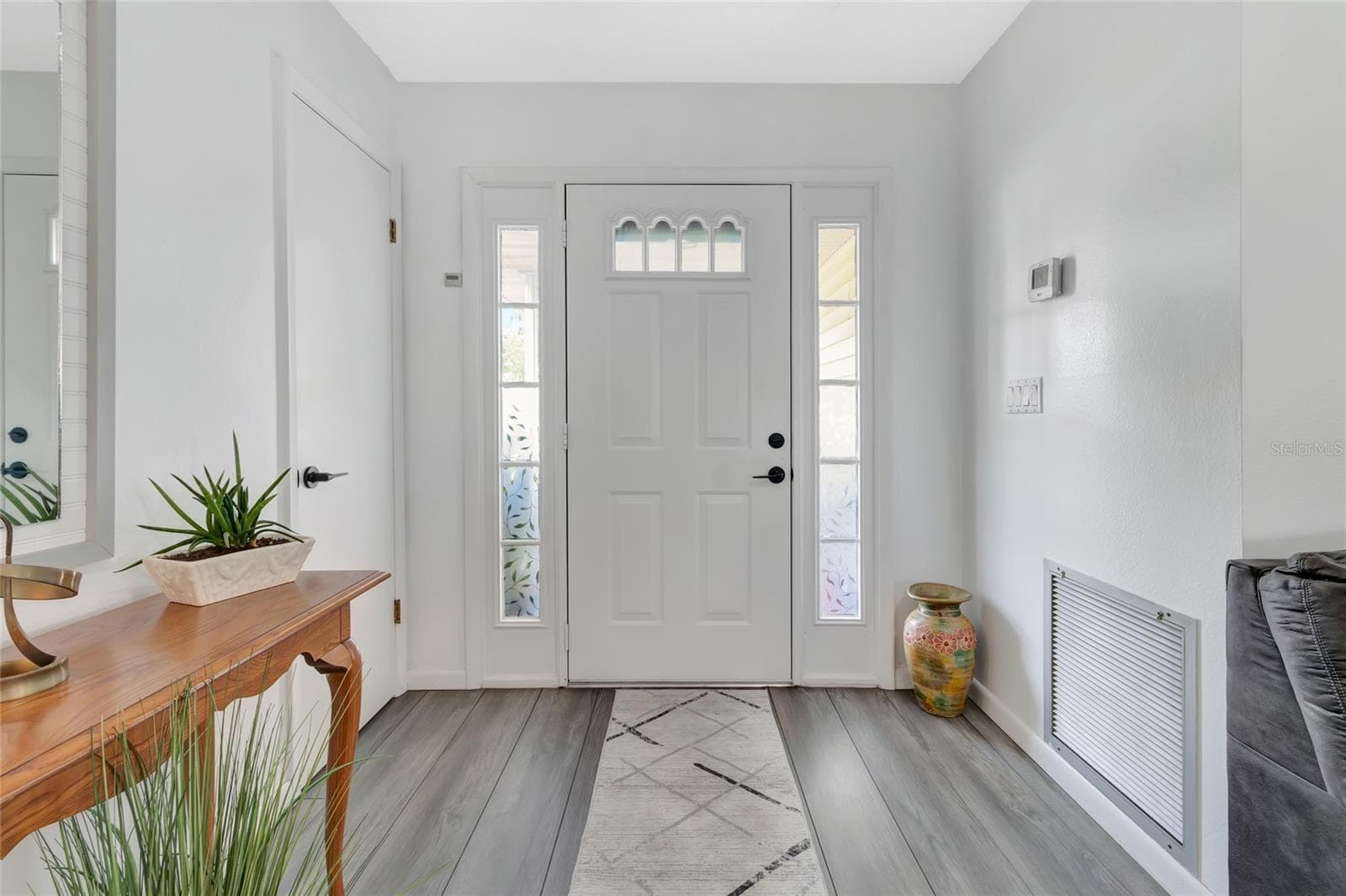 Entranceway to the home - 27 GORDON CT, LEESBURG
