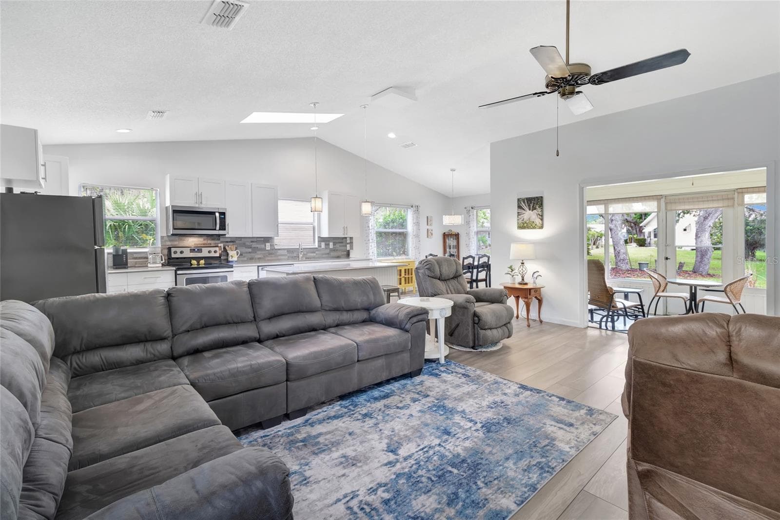 Open Floor plan for the living room - 27 GORDON CT, LEESBURG