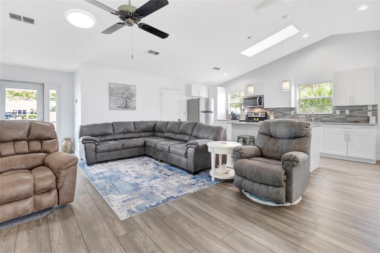 Skylights and large Florida room for plenty of natural light - 27 GORDON CT, LEESBURG
