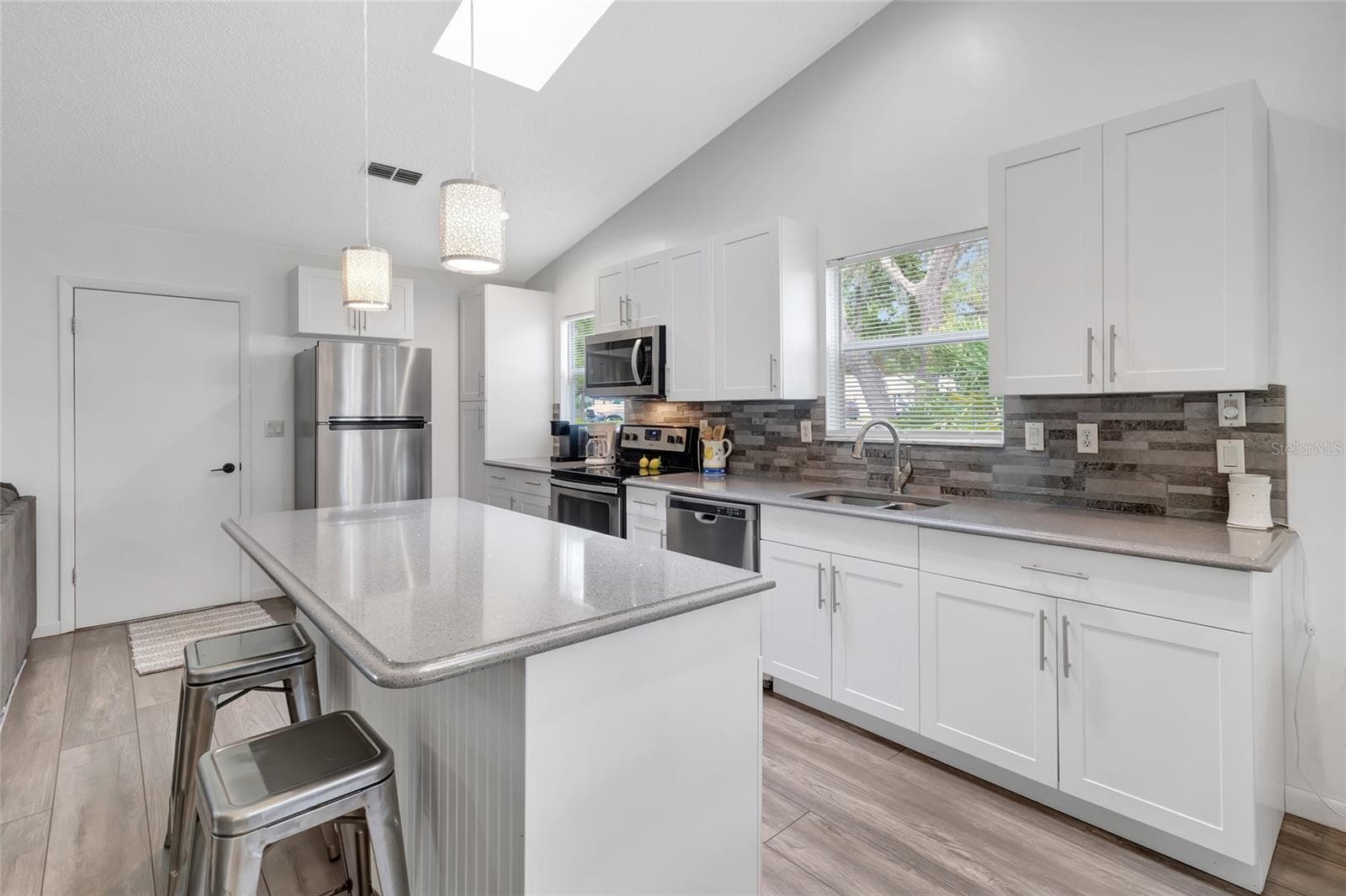 Eat in Breakfast bar to the kitchen - 27 GORDON CT, LEESBURG