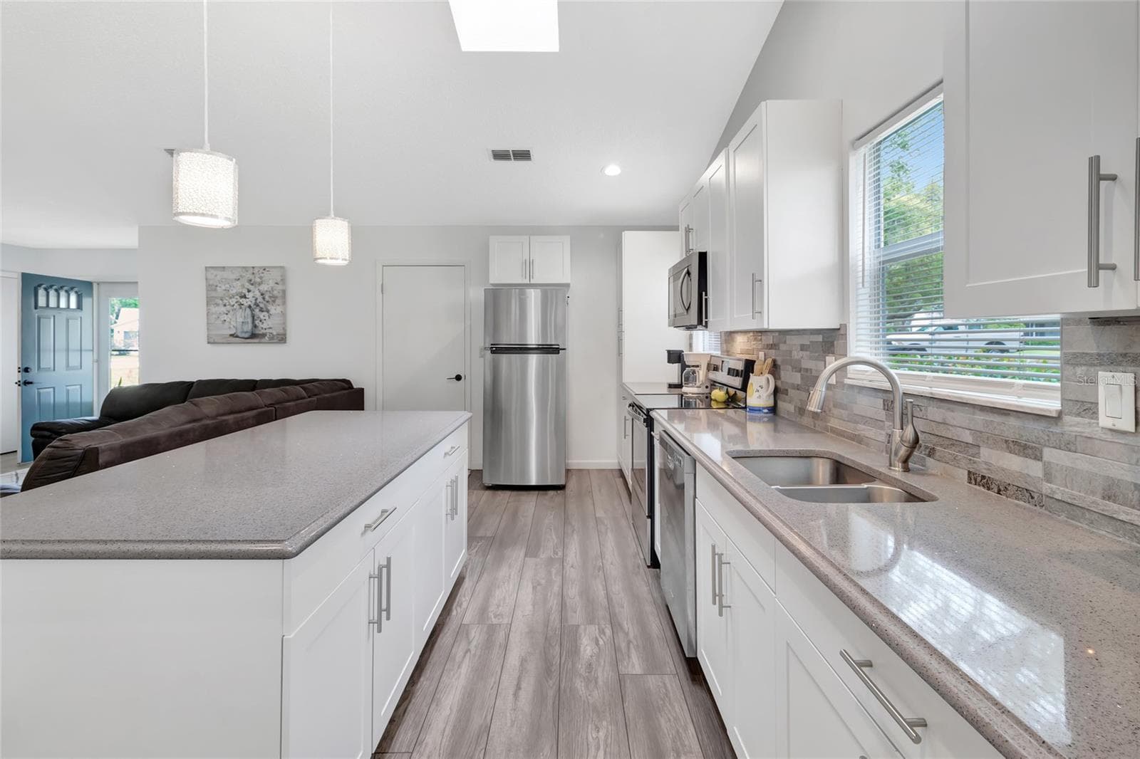 42" solid surface counter tops. - 27 GORDON CT, LEESBURG