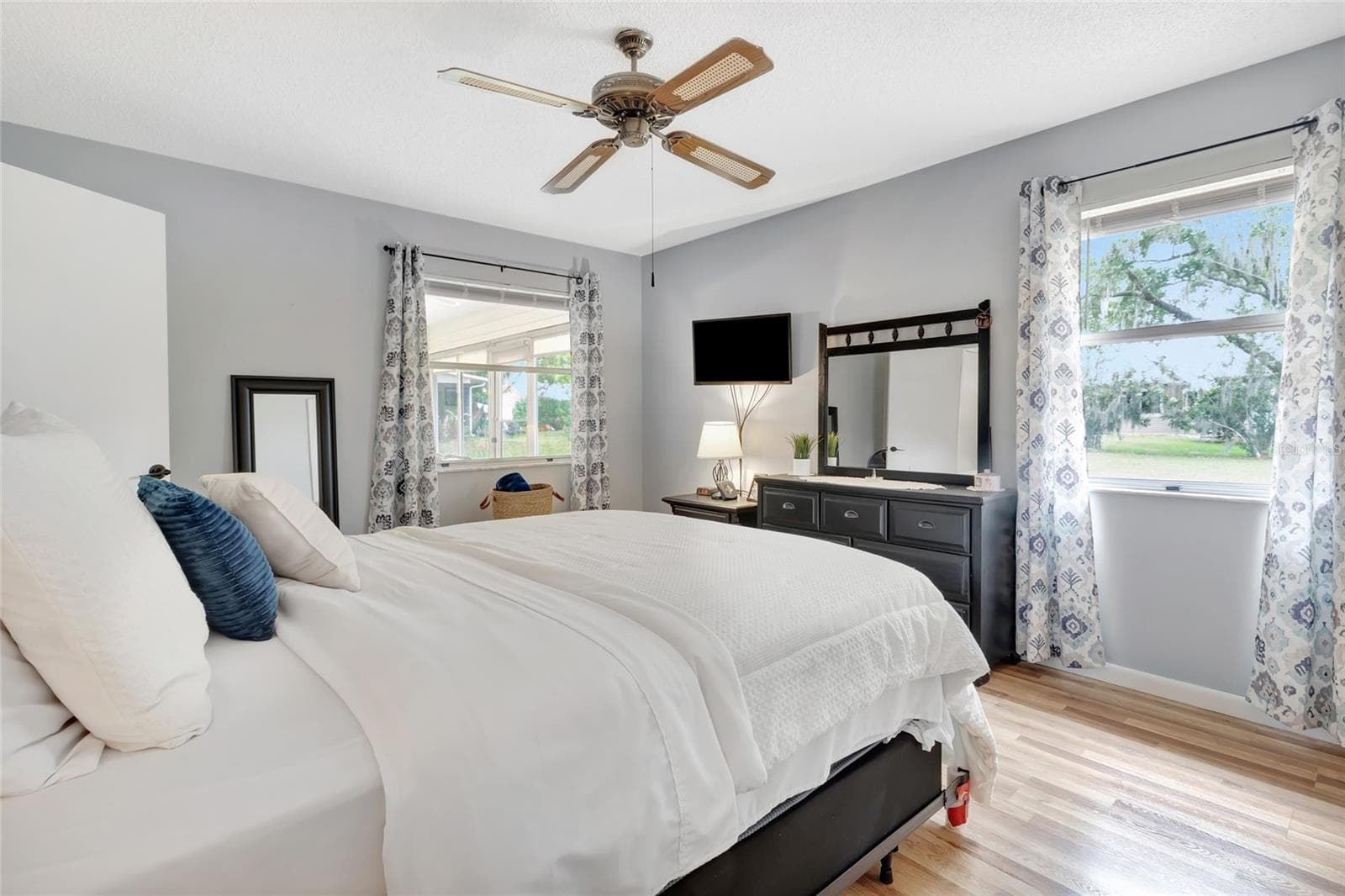 Plenty of natural light - 27 GORDON CT, LEESBURG