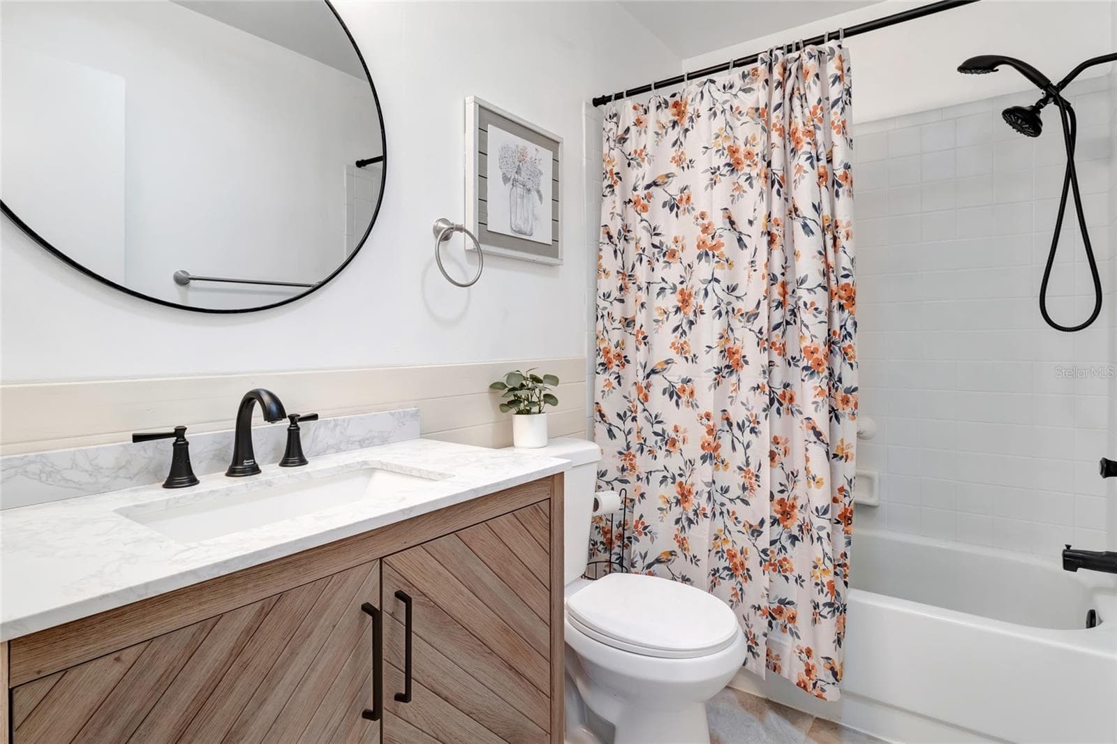 Guest bathroom - 27 GORDON CT, LEESBURG
