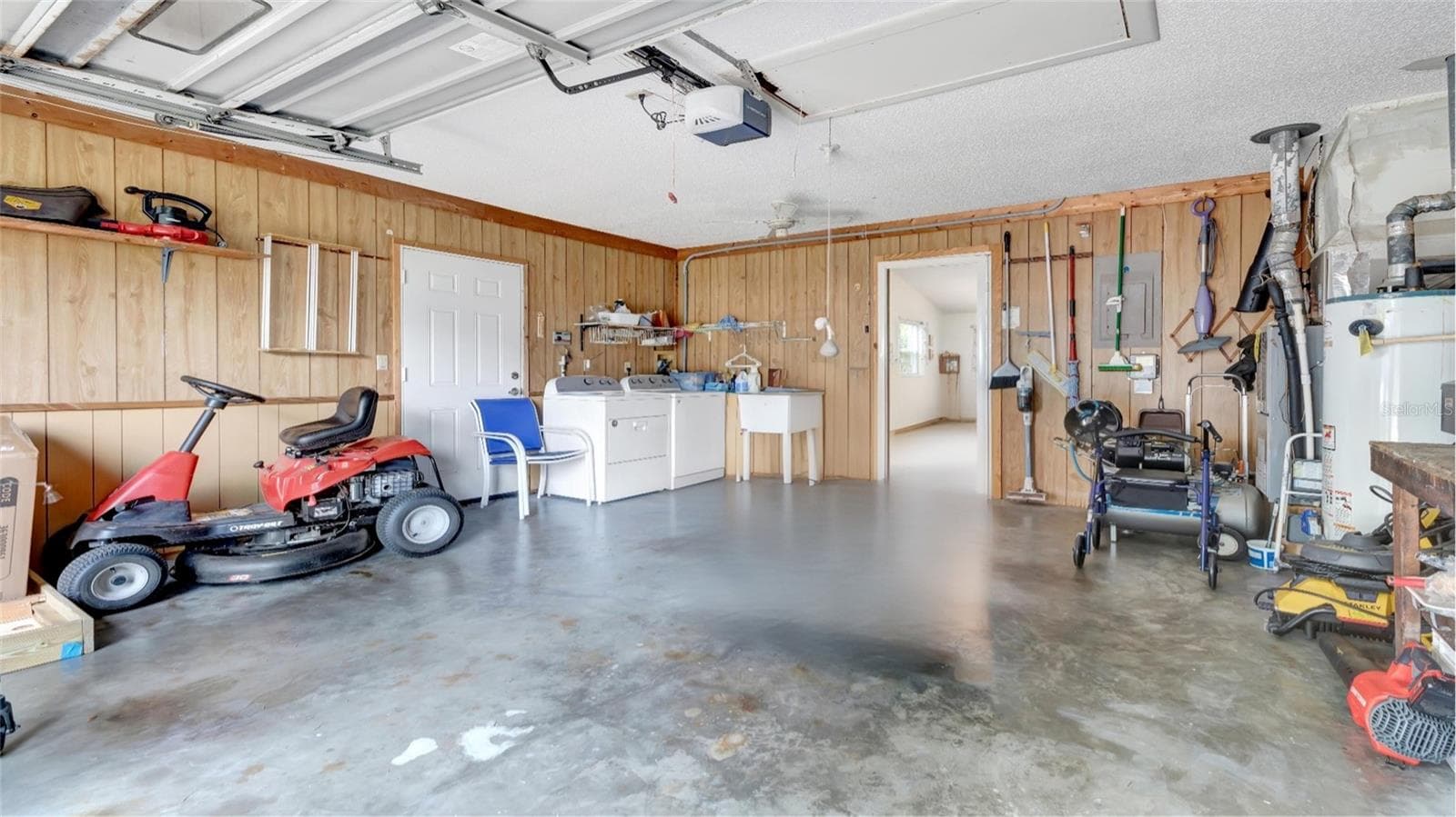 Single car oversized garage - 27 GORDON CT, LEESBURG