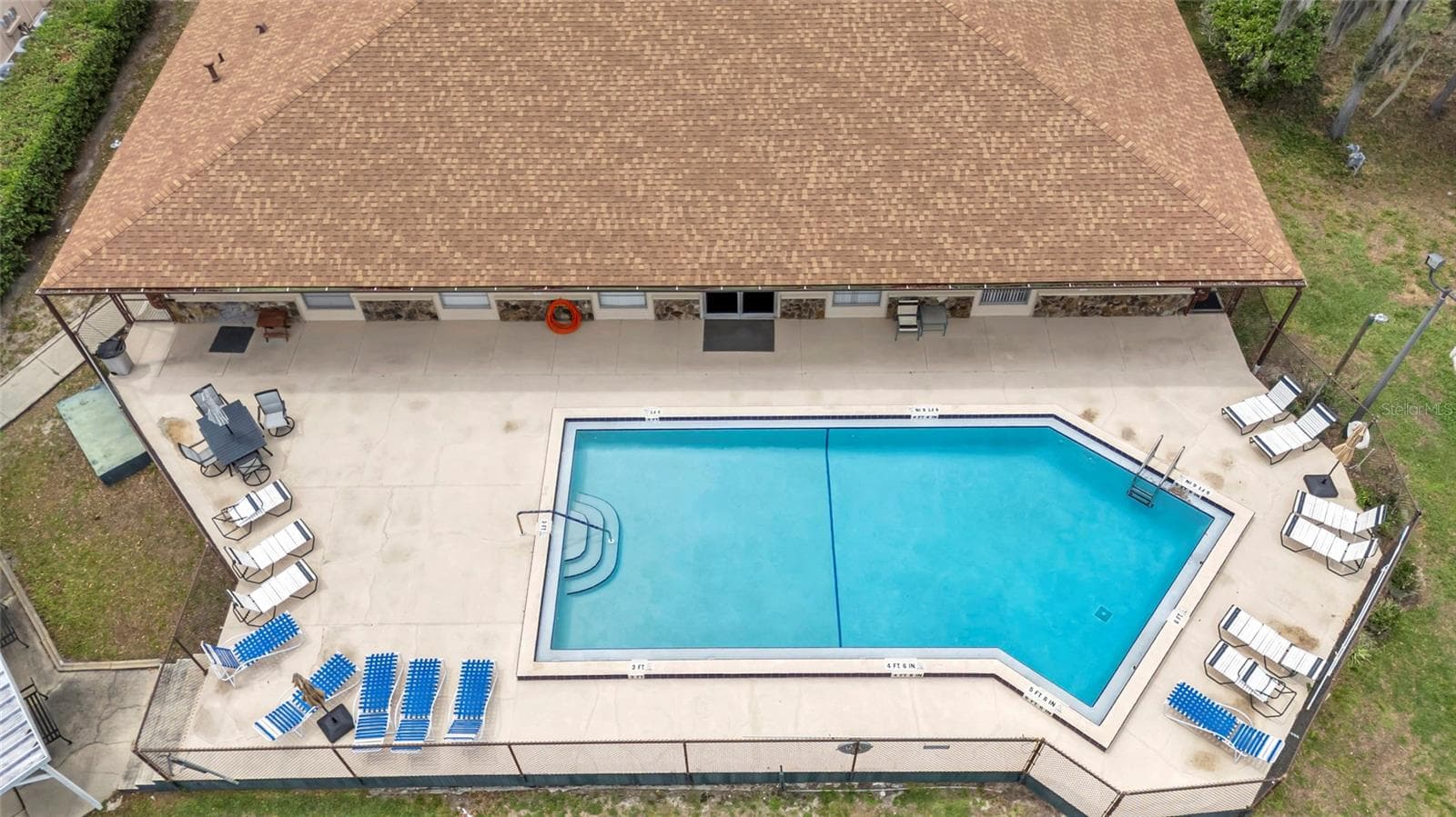 Community pool - 27 GORDON CT, LEESBURG