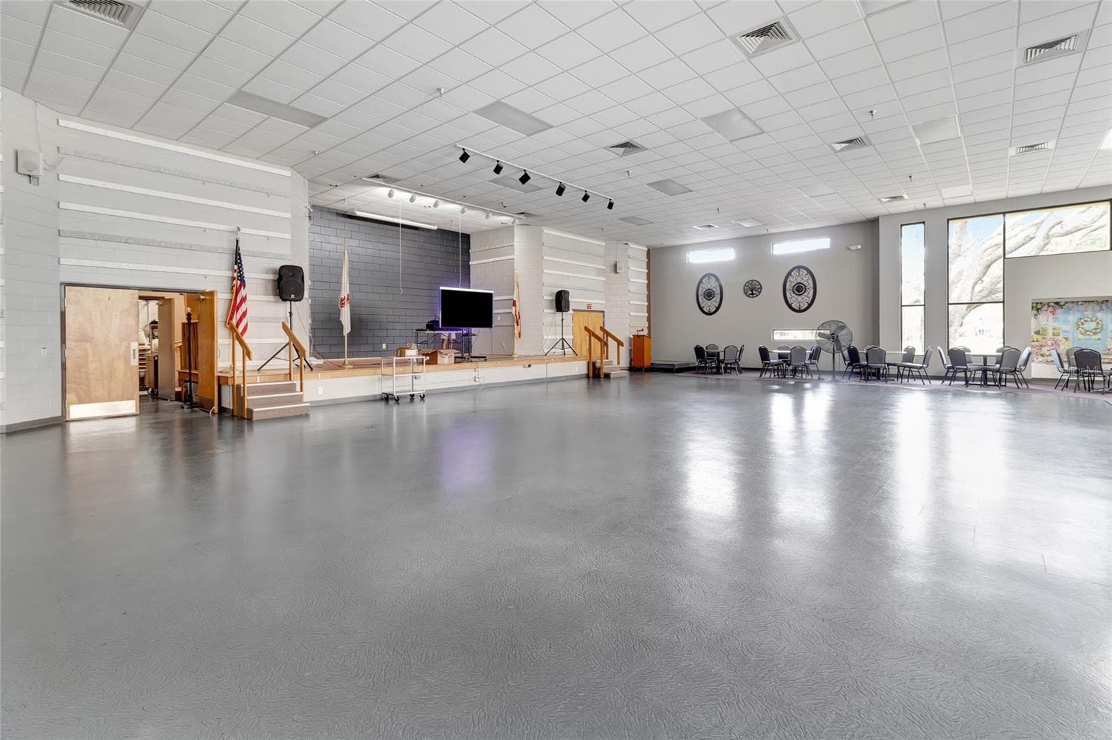 Community Stage and Rec Room - 27 GORDON CT, LEESBURG