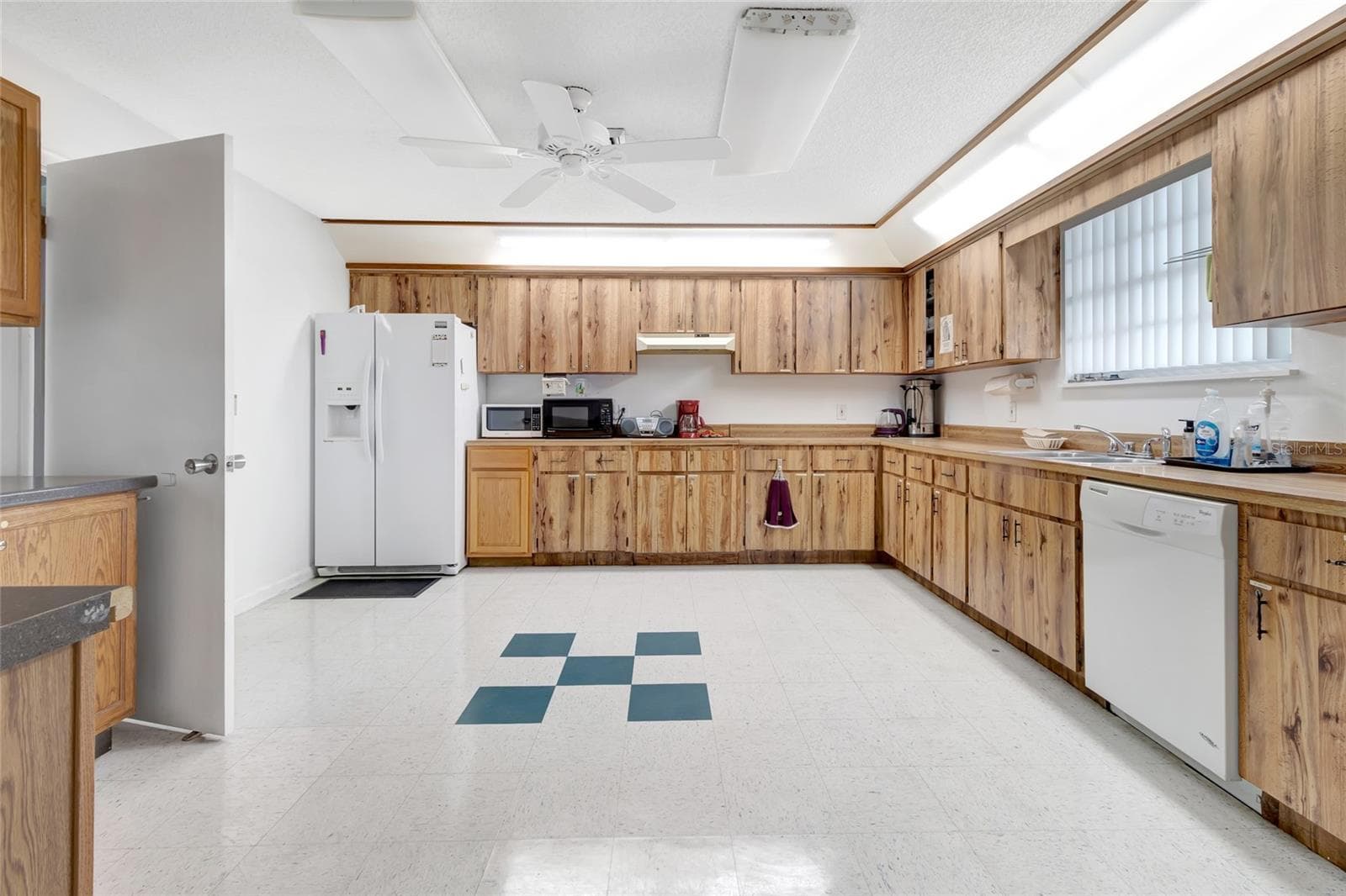 Community Hall Kitchen - 27 GORDON CT, LEESBURG