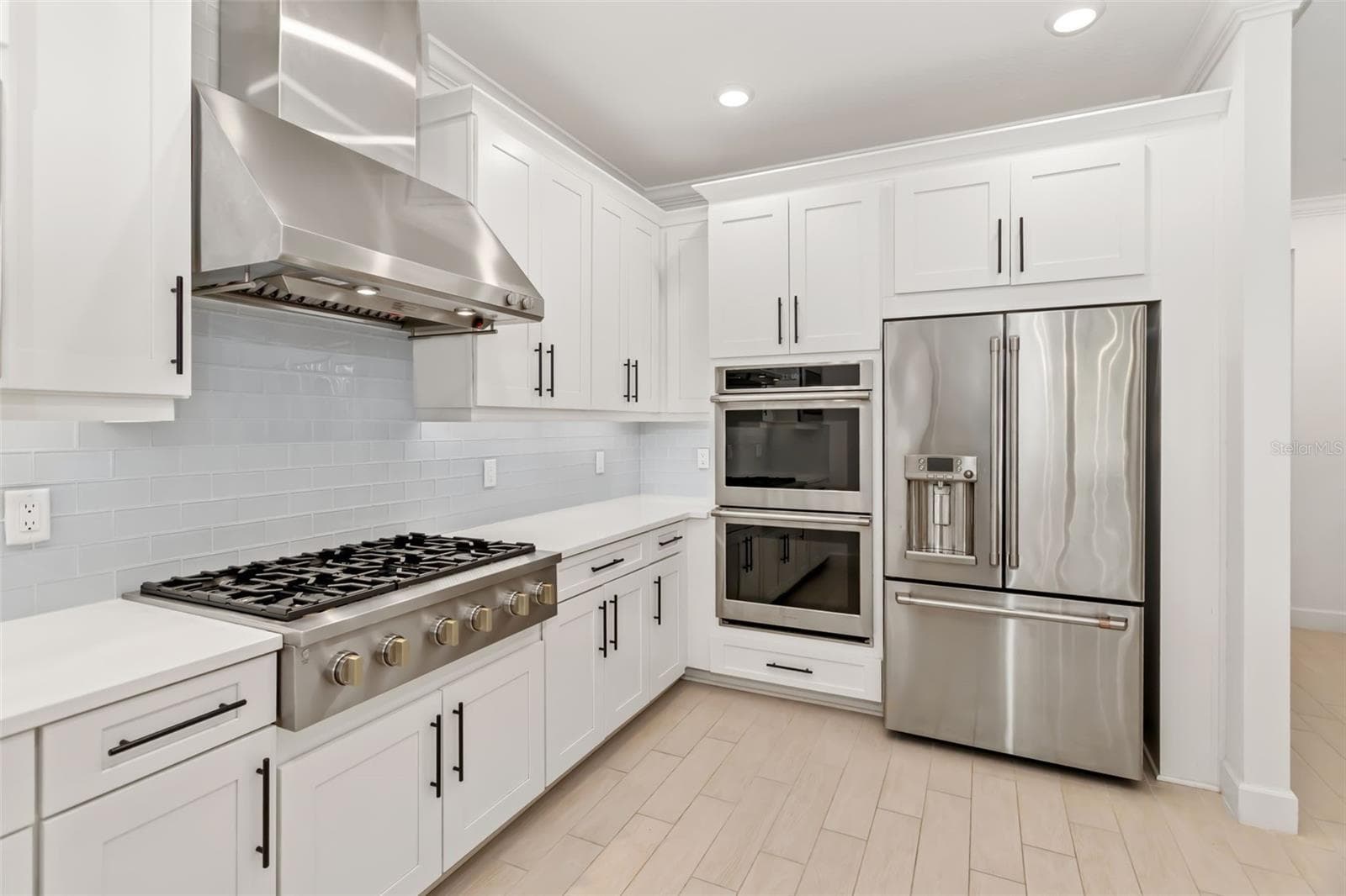 Gourmet Kitchen with 6 Burner Monogram Natural Gas Cooktop - 4520 POND BROOK CT, LAKEWOOD RANCH