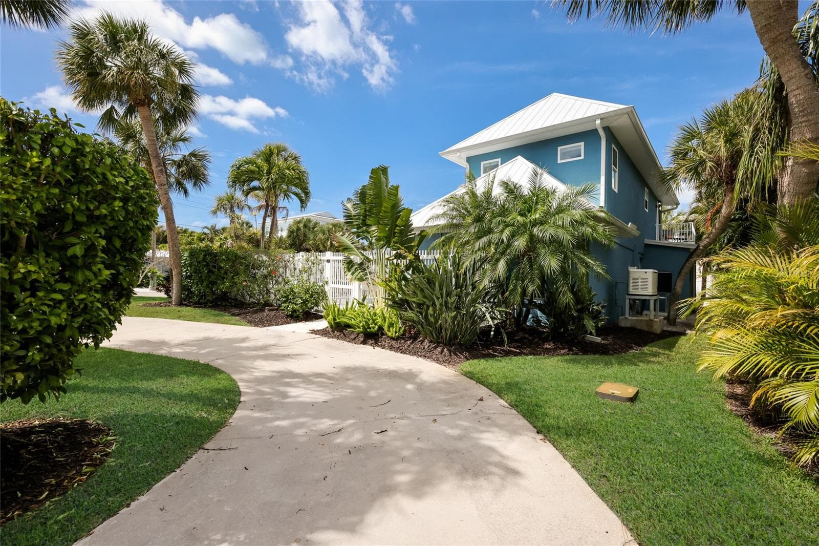 Single Family Residence at 5701 CARISSA ST, HOLMES BEACH, photo 8 of 57