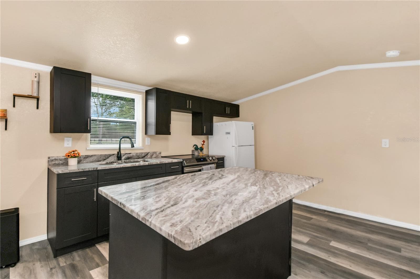 Manufactured Home at 7457 NE HIGHWAY 349, OLD TOWN, photo 6 of 41