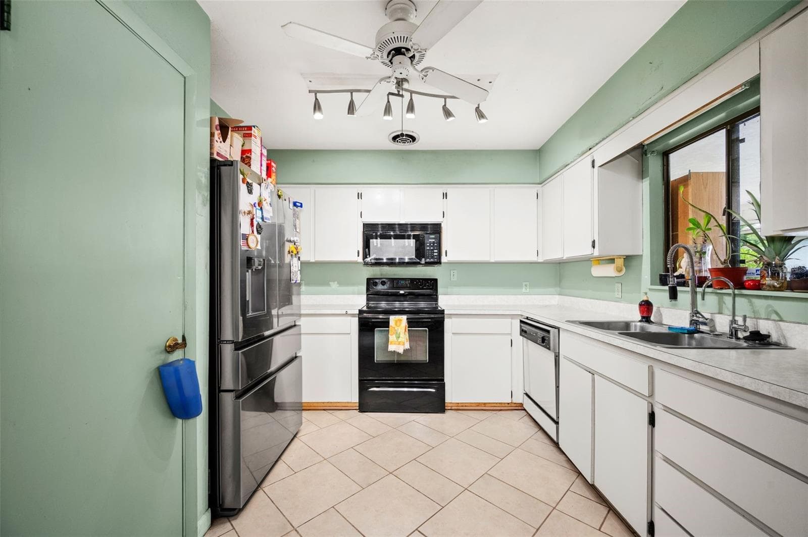 Kitchen - 8508 NW 37TH DR, GAINESVILLE