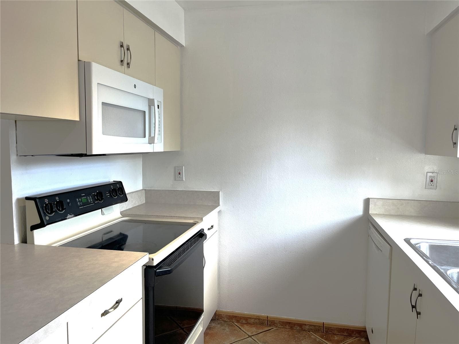 Condominium at 2724 HIDDEN LAKE BLVD #A, SARASOTA, photo 11 of 40